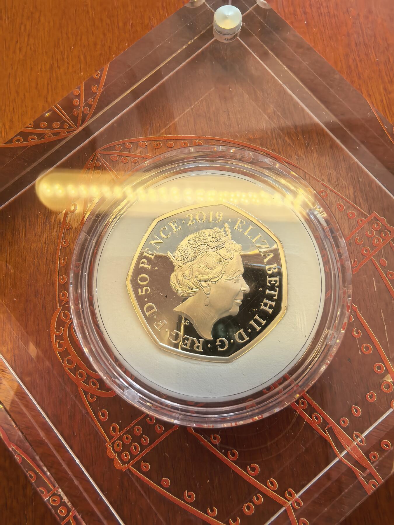 长老汇蛇年精选第八十场拍卖 2019英国无敌掌门狗30周年50便士彩色七边精制银币，水晶盒，925银，2.5万枚，盒证全