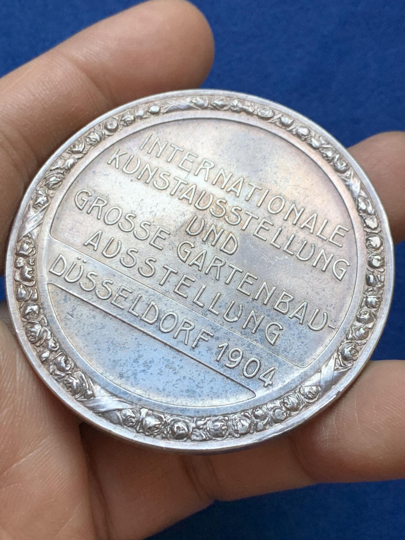 《竞宝斋》第445场 周日，周一，2场连拍 （全场包邮） 德国1904年杜塞尔多夫艺术和园艺展览会纪念大银章 65.15克 55.2mm