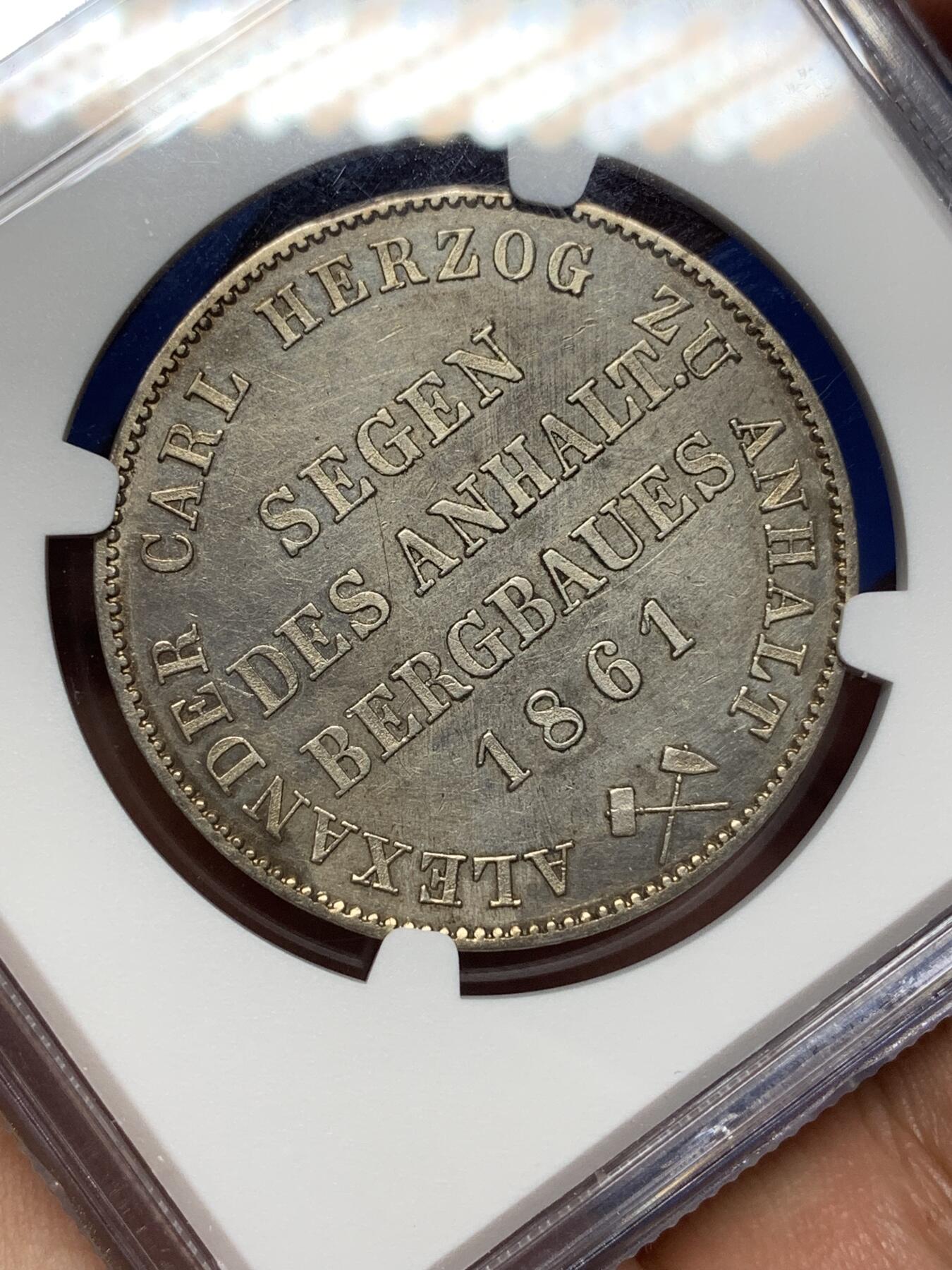 《竞宝斋》第445场 周日，周一，2场连拍 （全场包邮） NGC AUD 德国 1861年 1泰勒 银币 安哈特小熊爬墙 经典设计