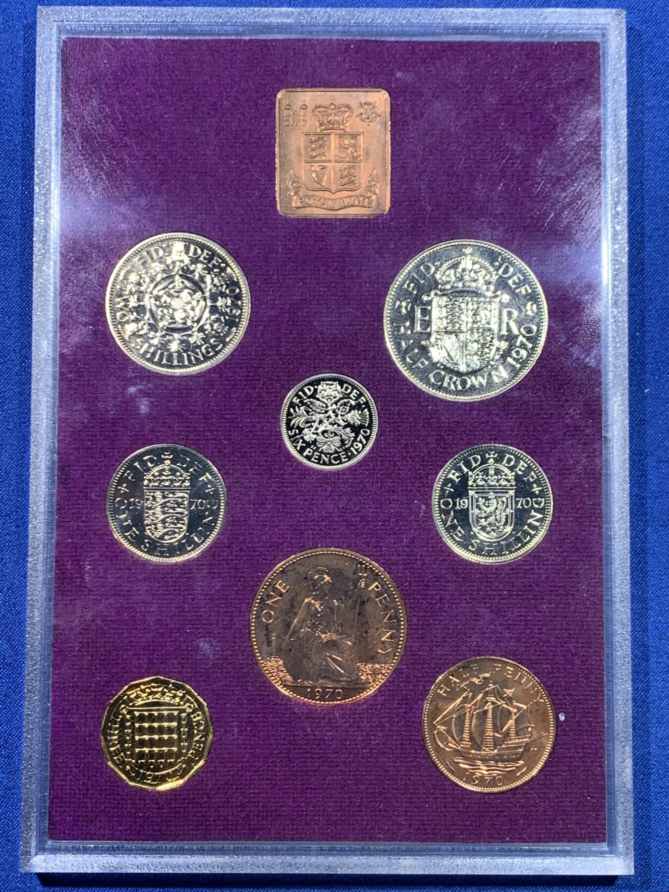 《竞宝斋》第445场 周日，周一，2场连拍 （全场包邮） 英国1970年精制套币，英国皇家造币厂铸造，保存状态不错，套子是1980的 细节见图。