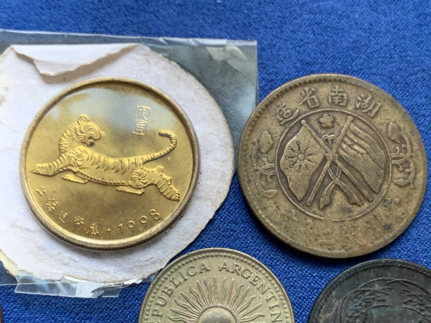 《竞宝斋》第445场 周日，周一，2场连拍 （全场包邮） 五枚一组 纪念币章 细节见图