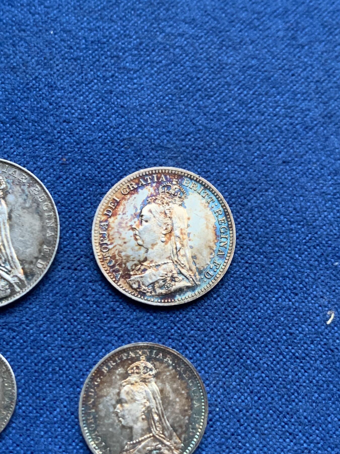 《竞宝斋》第445场 周日，周一，2场连拍 （全场包邮） 四枚一组 英国1891年维多利亚高冠濯足节银币，带盒，1便士、2便士、3便士、4便士，细节见图。