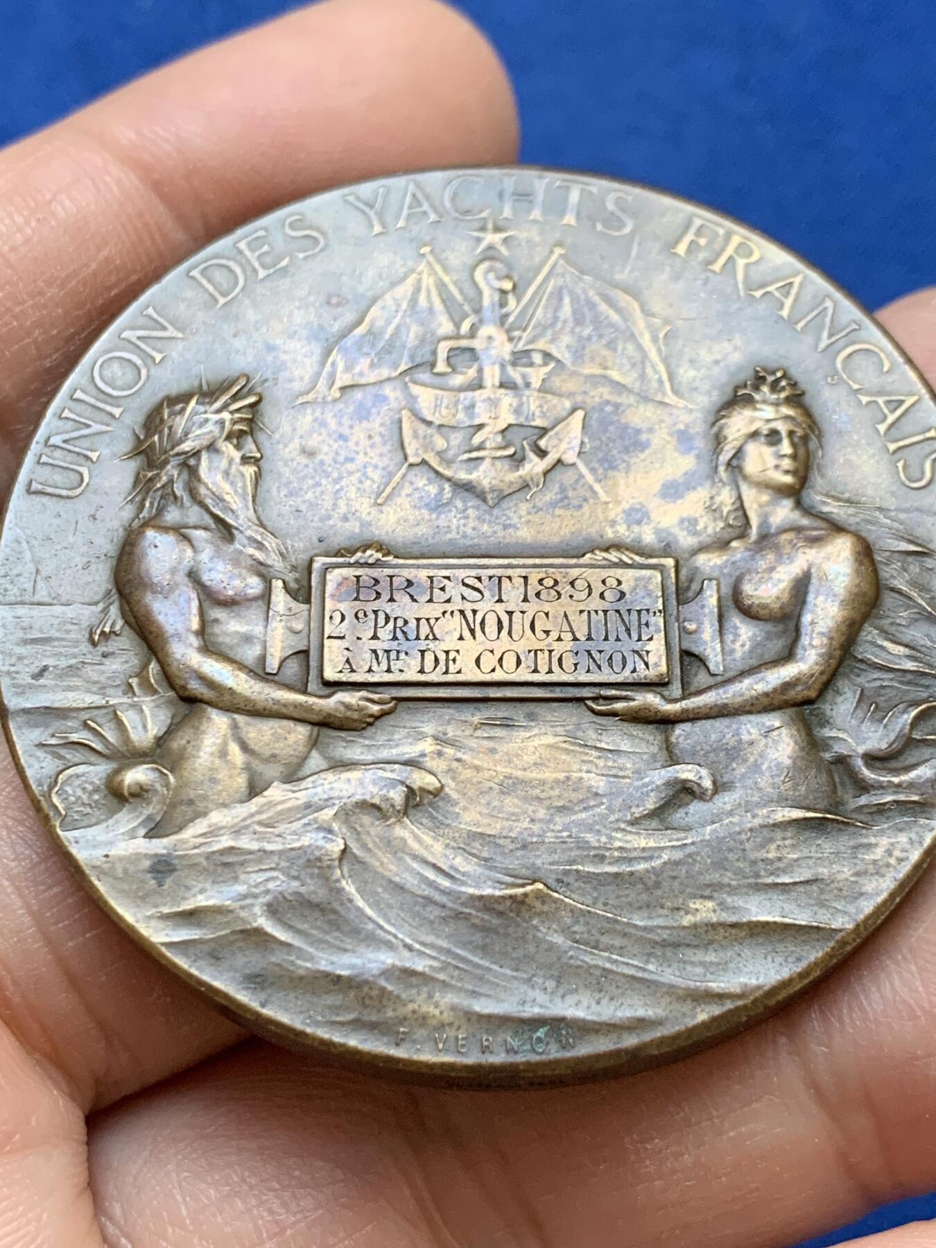 《竞宝斋》第445场 周日，周一，2场连拍 （全场包邮） 法国1898年游艇俱乐部纪念铜章，由雕刻家F. Vernon创作，64.75克，50mm，丰饶角铜标。