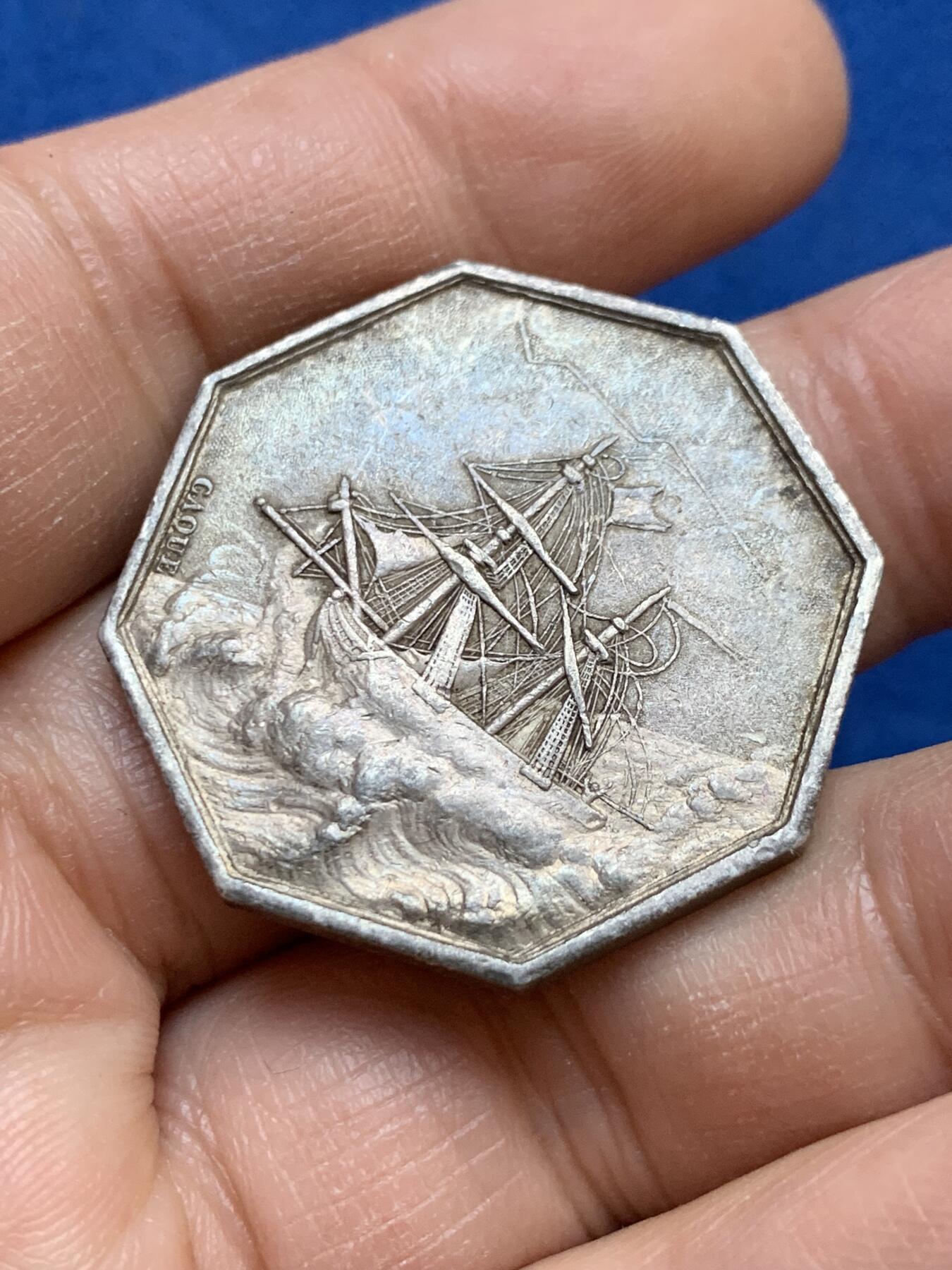 《竞宝斋》第445场 周日，周一，2场连拍 （全场包邮） 法国海妖八角银质代币 原味包浆 好品好状态 16.8克 33mm 神灯边铭 细节见图