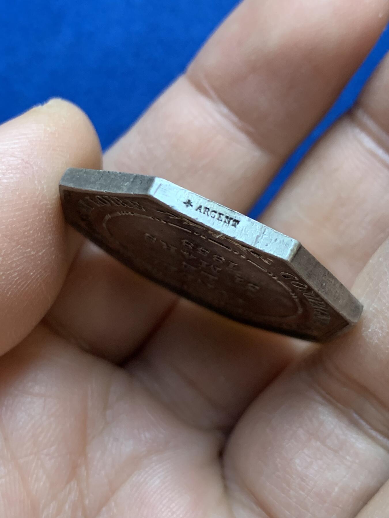 《竞宝斋》第445场 周日，周一，2场连拍 （全场包邮） 法国1838年沙隆市照明公司八角银质代币，蜜蜂AR边铭，32.2mm，15.9克，光度不错，细节见图。