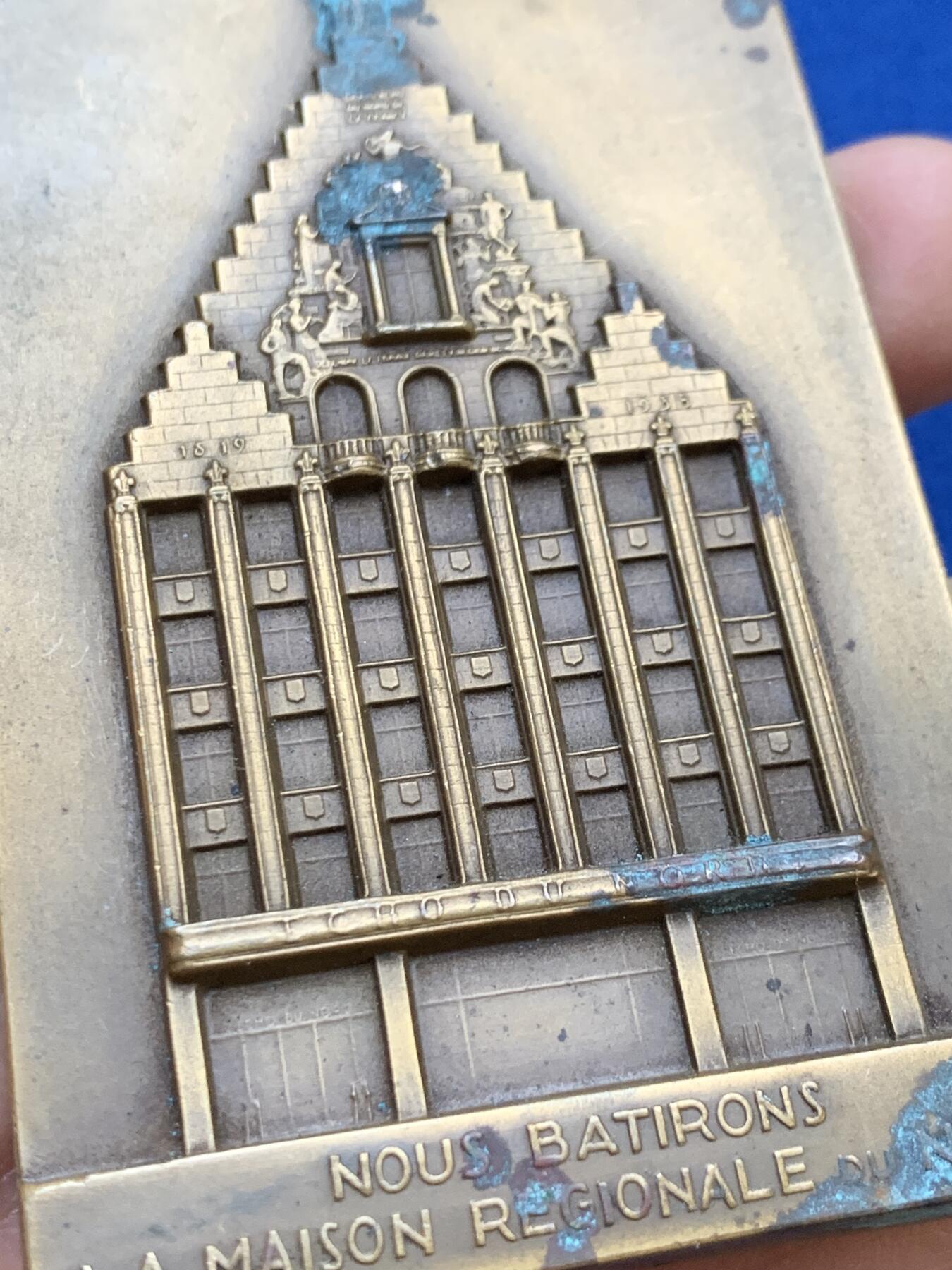 《竞宝斋》第445场 周日，周一，2场连拍 （全场包邮） 法国方形大铜章，重186.5克，直径52.5*80.8mm，作者Soubricas