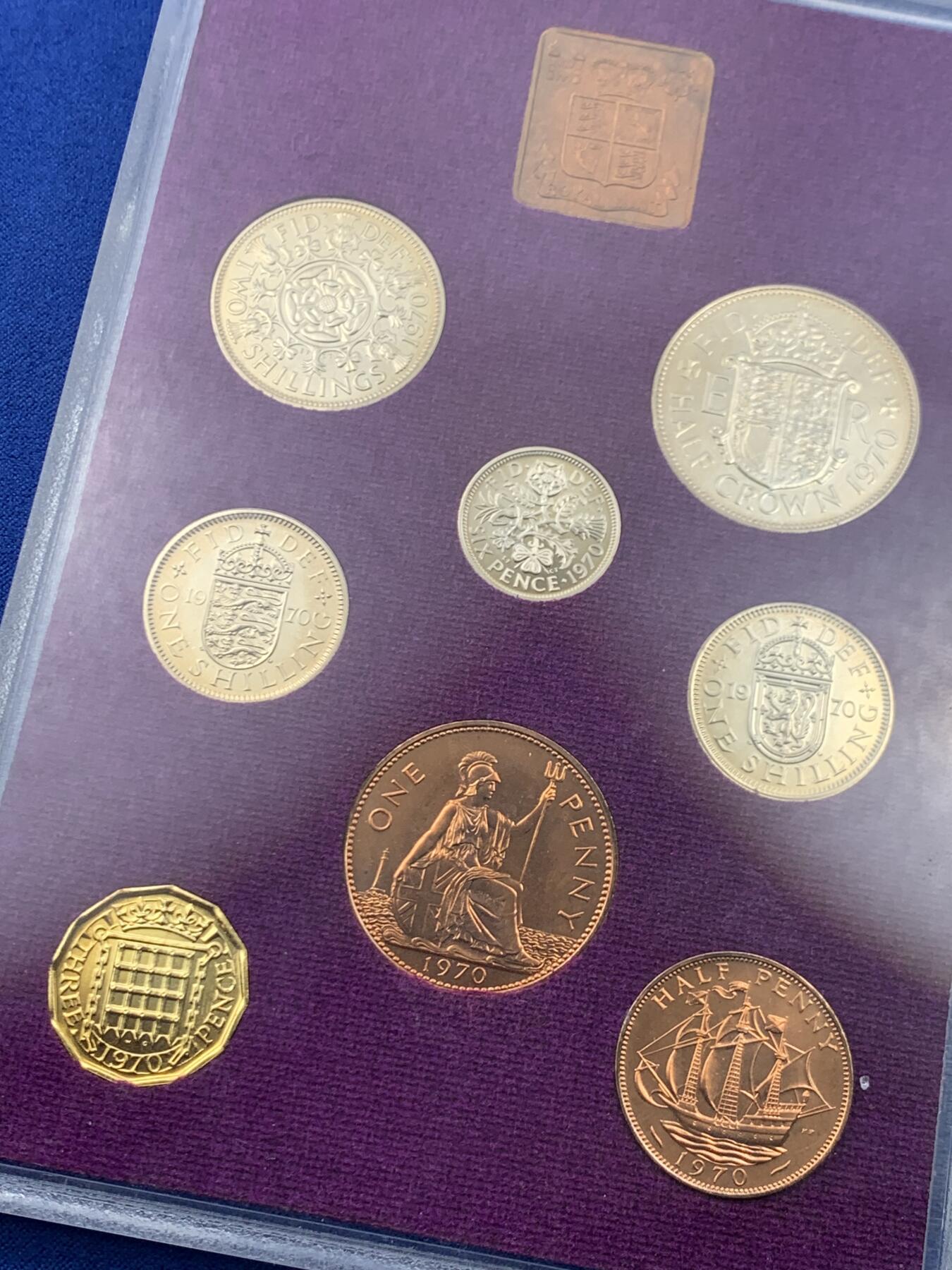 《竞宝斋》第445场 周日，周一，2场连拍 （全场包邮） 英国1970年精制套币，英国皇家造币厂铸造，保存状态不错，套子是1980的 细节见图。