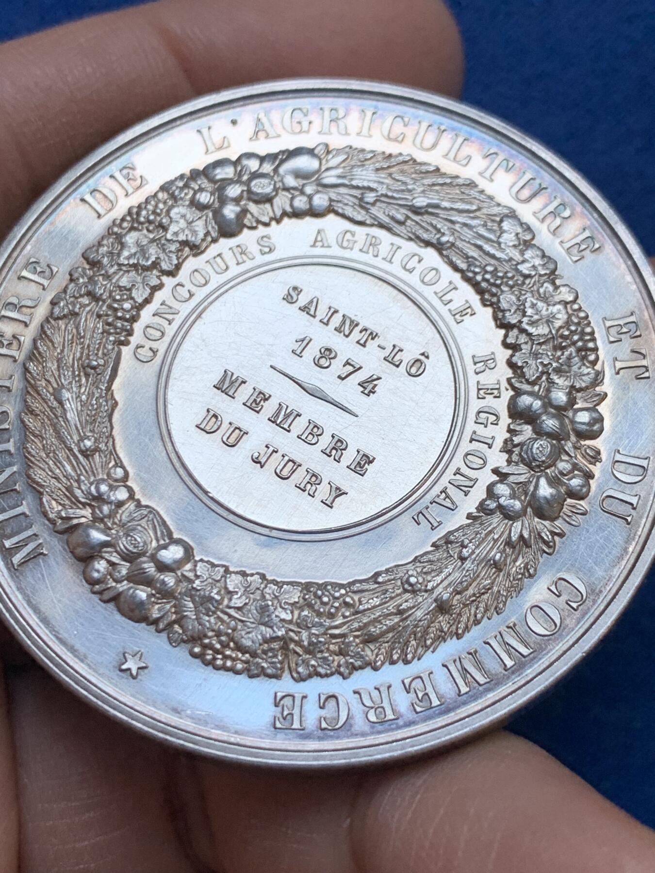 《竞宝斋》第445场 周日，周一，2场连拍 （全场包邮） 1874年法国农业区域竞赛评审委员纪念大银章 65.1克 50.5mm 蜜蜂银标 好品