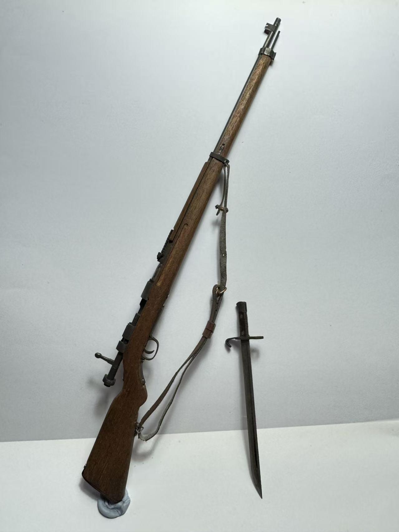 零元拍：钛金 1/6 金属与木制 WWII 三八大盖步枪 （早期版，无刻字无菊花底）模型。品相很好，有轻度抛光