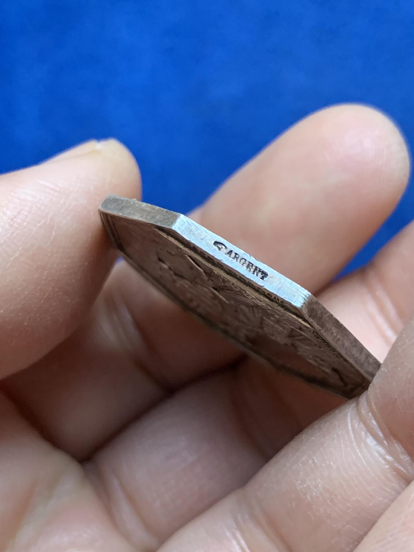 《竞宝斋》第445场 周日，周一，2场连拍 （全场包邮） 法国路易十六巴黎火灾保险公司银质八角代币 13.4克 30.8mm 手指标ARGENT 1845-1860年左右铸造