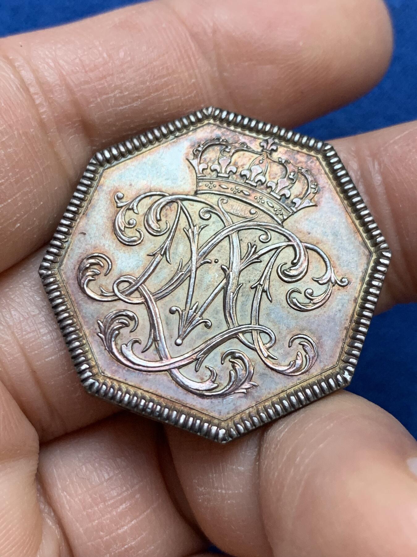 《竞宝斋》第445场 周日，周一，2场连拍 （全场包邮） 法国皇室八角银质代币，少见品。保存状态很好，表面几乎无损伤。直径：31mm，重：14g，丰饶角银标。