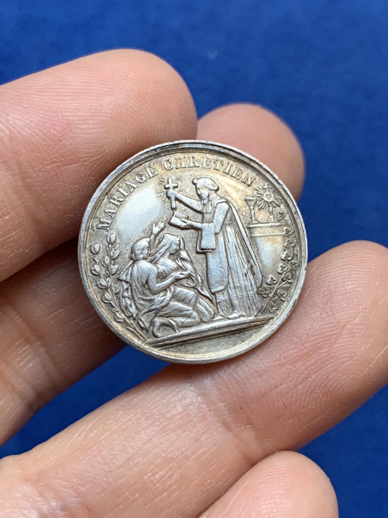 《竞宝斋》第445场 周日，周一，2场连拍 （全场包邮） 法国银质婚章 银标边铭 4.6克 23.7mm 背面无刻字 