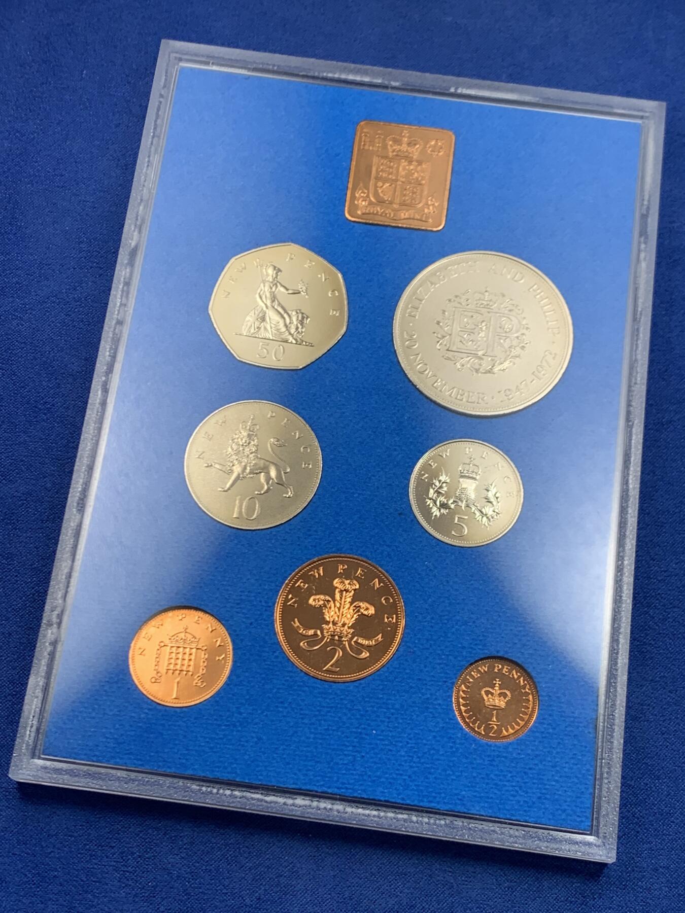 《竞宝斋》第445场 周日，周一，2场连拍 （全场包邮） 英国1972年精制套币 7枚币和1枚章 包含女王银婚精制克朗纪念币 状态挺美