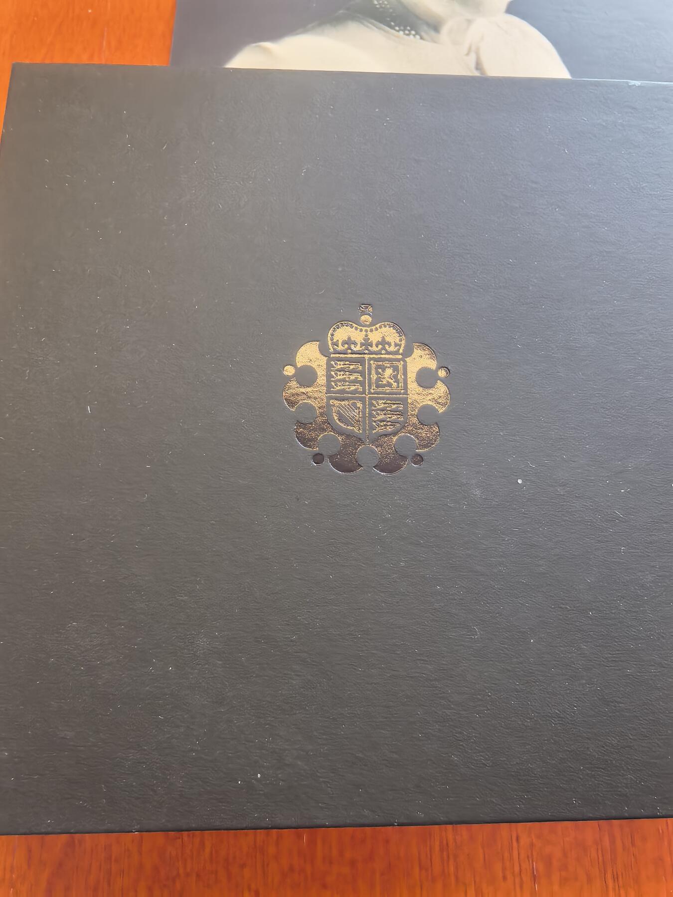 长老汇蛇年精选第八十场拍卖 2022查尔斯三世头像英国50便士精制纪念银币 伊丽莎白登基70周年，70分的eBay 2023年拍卖价1235元，盒证全