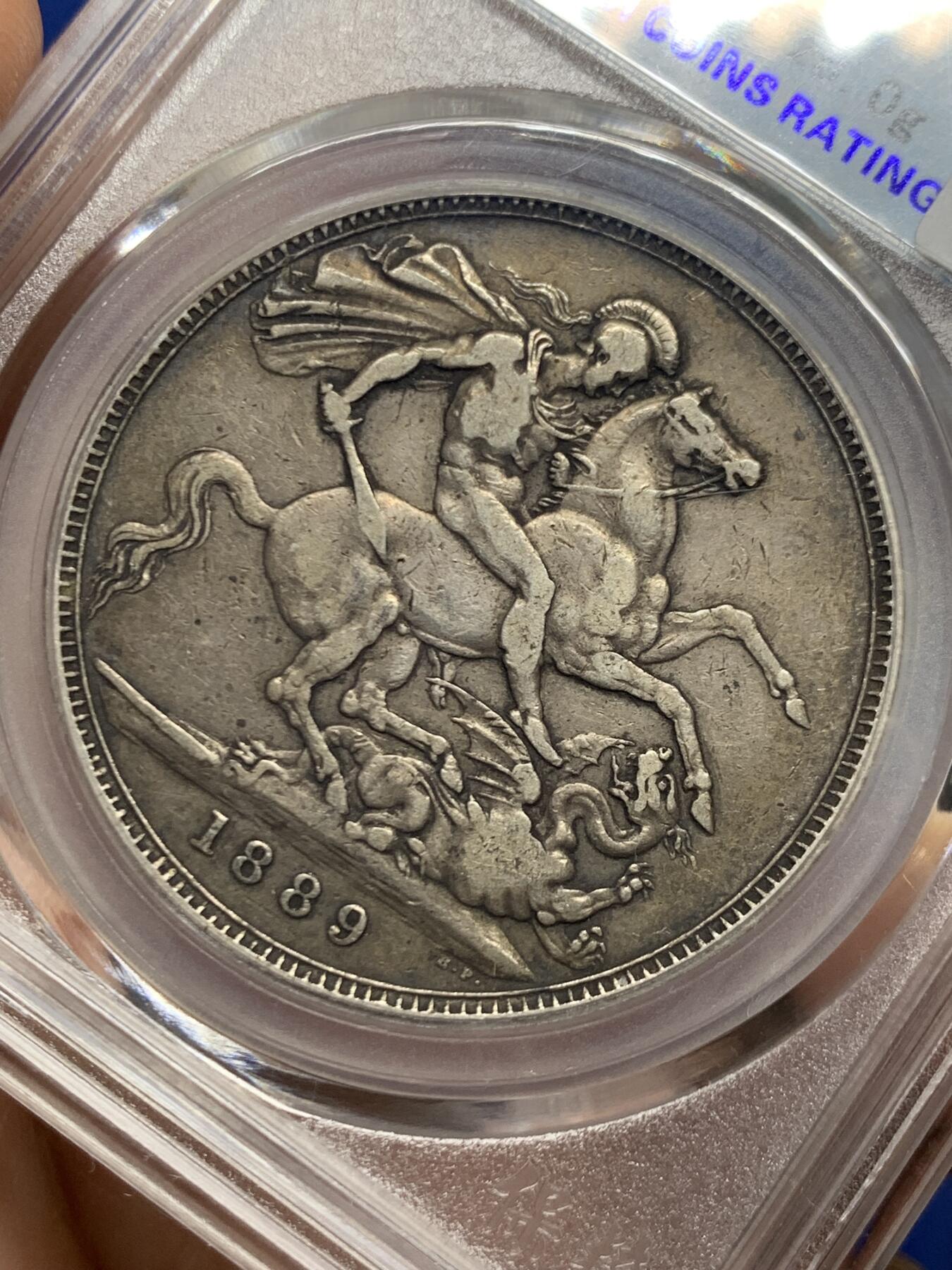 《竞宝斋》第445场 周日，周一，2场连拍 （全场包邮） 英国 1889年 维多利亚女王 高冠 马剑克朗大银币 原味状态 迷人深黑包浆