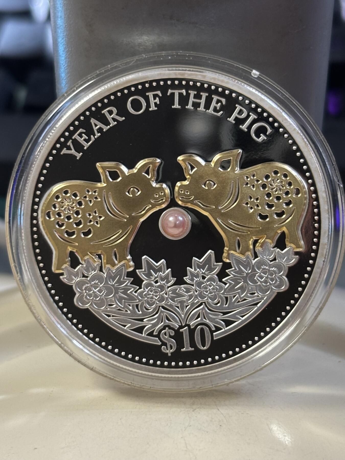 第185期拍卖 斐济2019年中国生肖系列猪年镶嵌天然珍珠镀金1盎司银币，999银，发行8888枚