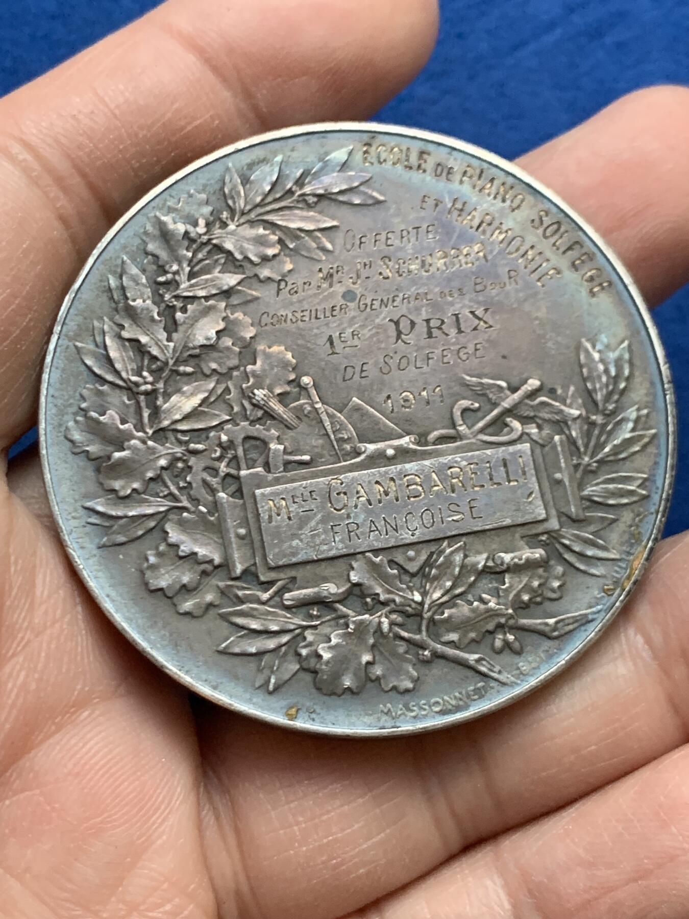 《竞宝斋》第445场 周日，周一，2场连拍 （全场包邮） 法国巴黎艺术展银章 57.6克 50.3mm 950银 银标边铭 带盒 