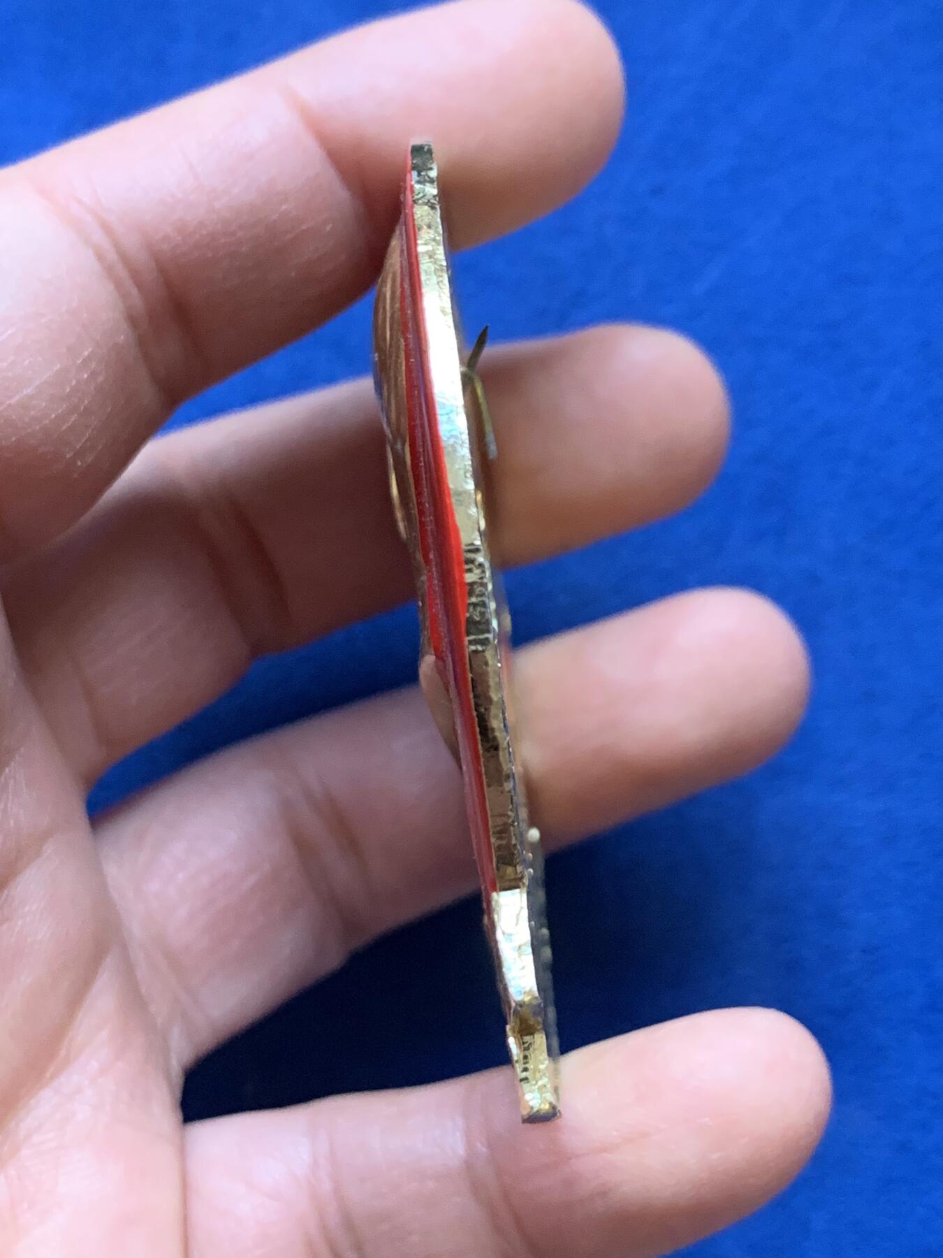 《竞宝斋》第445场 周日，周一，2场连拍 （全场包邮） 昆明镀金毛主席胸章，背面带别针，尺寸59.5*64mm，20.3克。