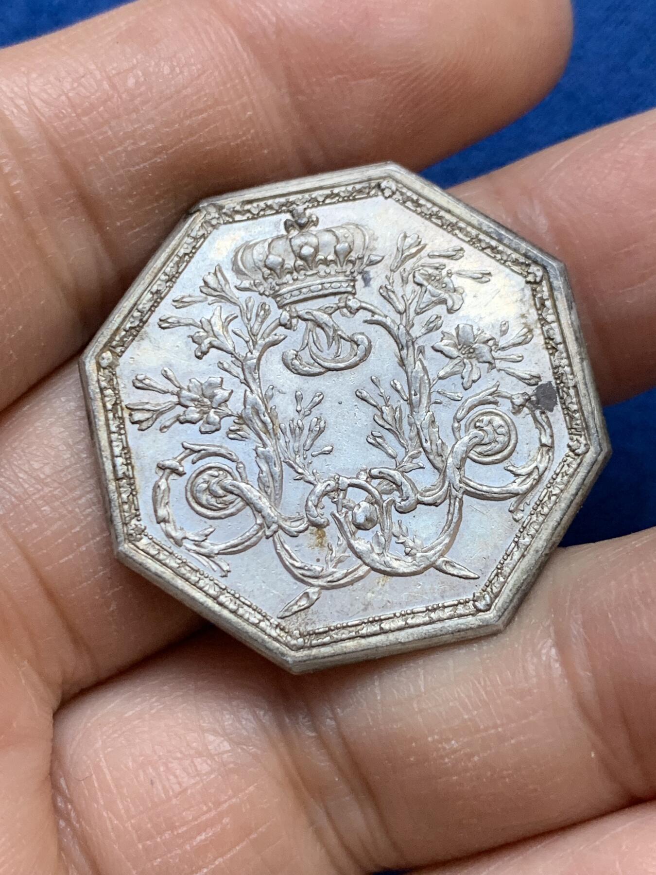 《竞宝斋》第445场 周日，周一，2场连拍 （全场包邮） 法国17XX年路易十六皇家宝藏八角银质代币，背面花纹组成皇家纹章，原铸无边铭，31.5mm，12.15克