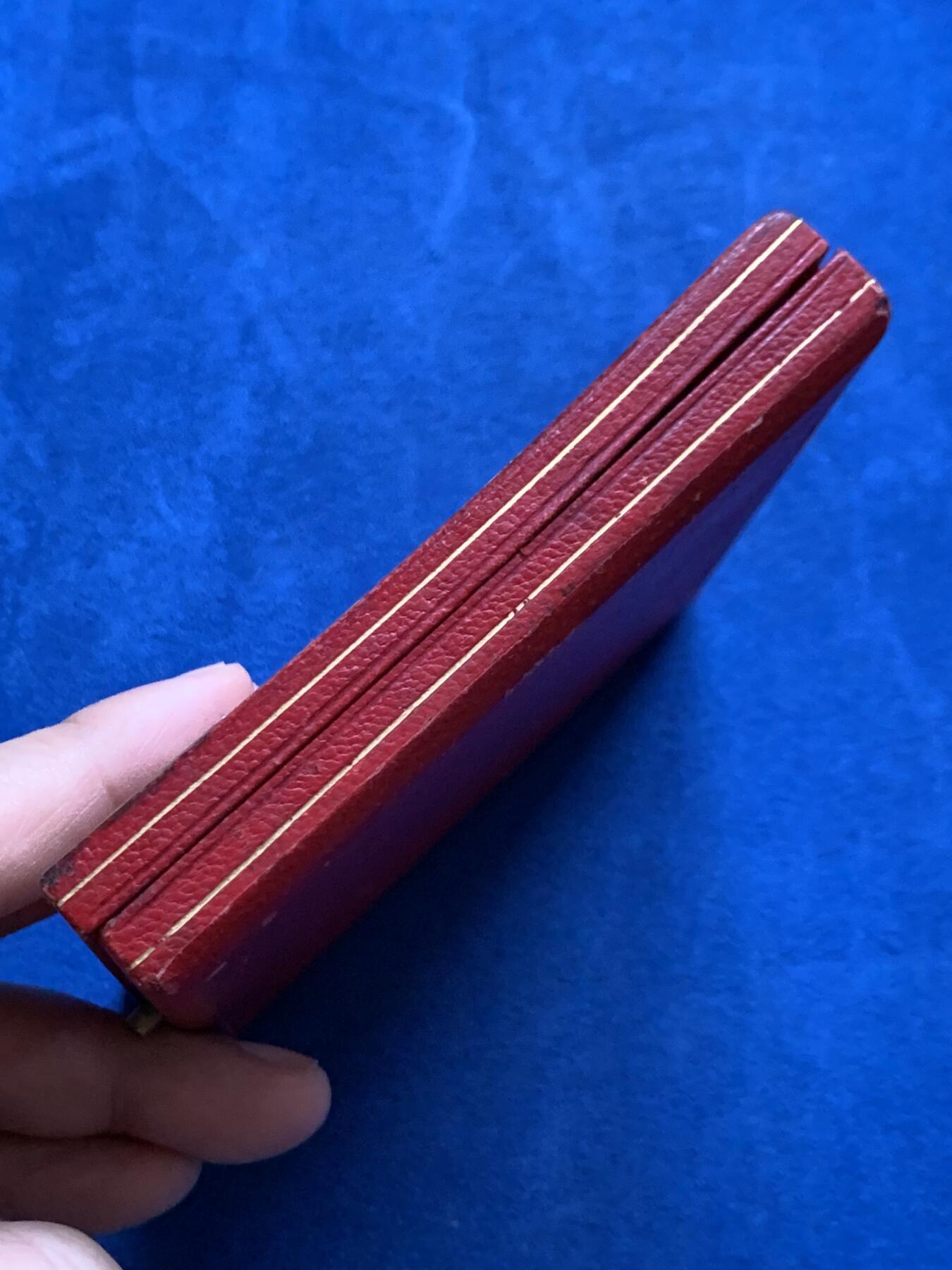 《竞宝斋》第445场 周日，周一，2场连拍 （全场包邮） 名家名作 法国玛丽安娜女神马赛大慈善机构代表处镀金大银章 从工艺来说应该是后镀金 154.7克 67.8mm 丰饶角1银标 好品 带原盒 细节见图