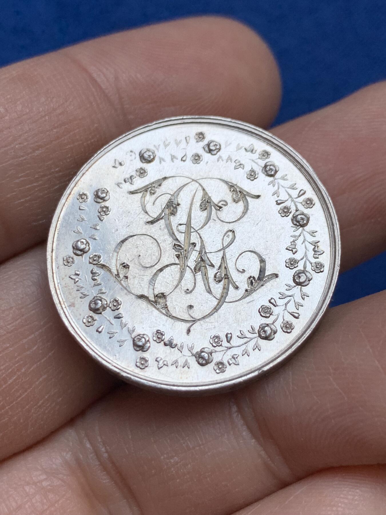 《竞宝斋》第445场 周日，周一，2场连拍 （全场包邮） 法国婚章 手指银标边铭 11.45克 28mm 背面玫瑰花包围着花体字漂亮