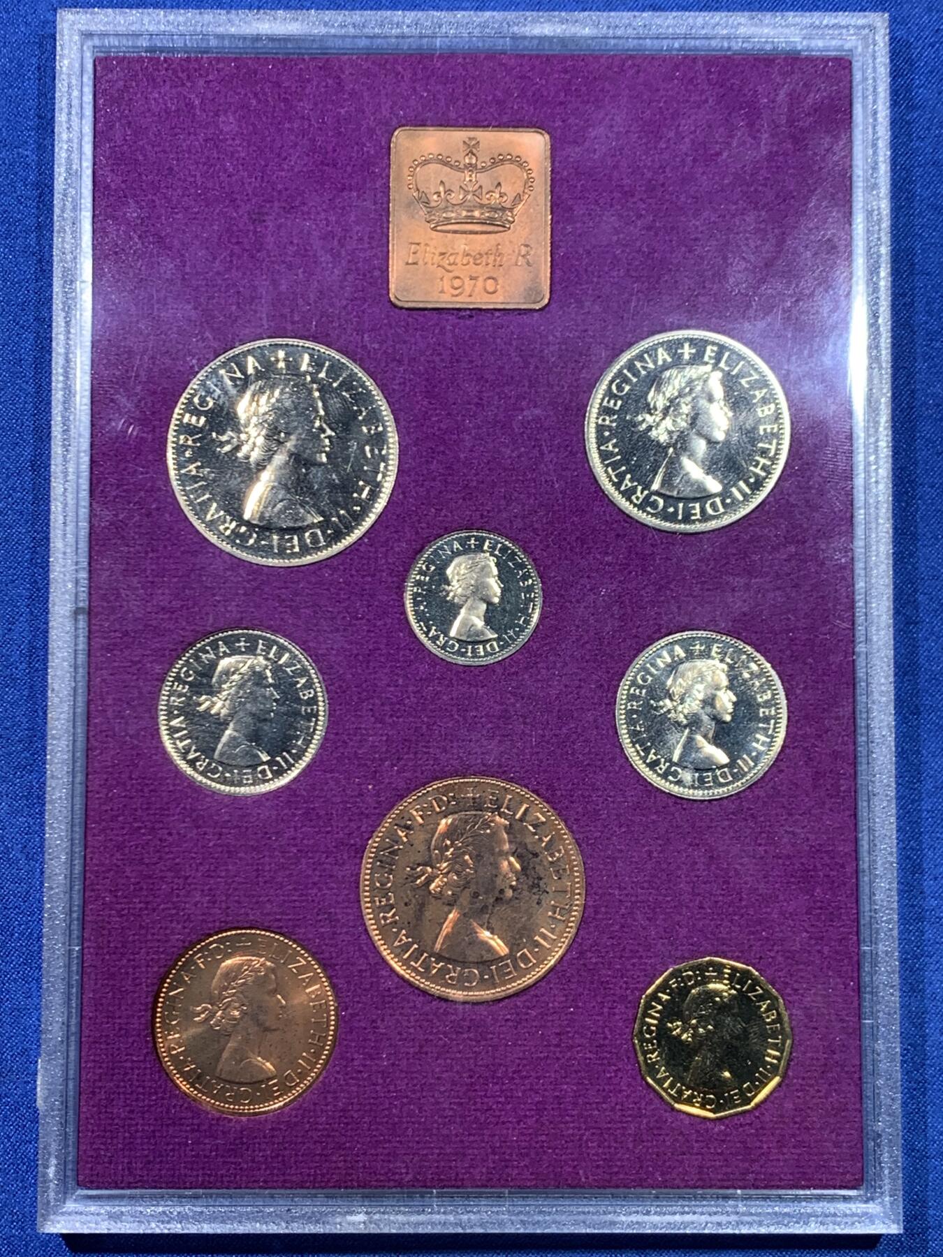 《竞宝斋》第445场 周日，周一，2场连拍 （全场包邮） 英国1970年精制套币，英国皇家造币厂铸造，保存状态不错，套子是1980的 细节见图。