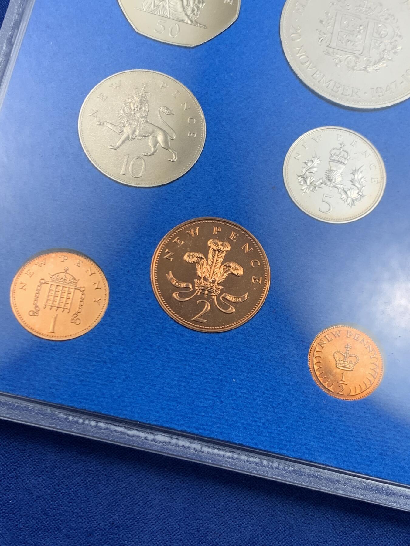 《竞宝斋》第445场 周日，周一，2场连拍 （全场包邮） 英国1972年精制套币 7枚币和1枚章 包含女王银婚精制克朗纪念币 状态挺美