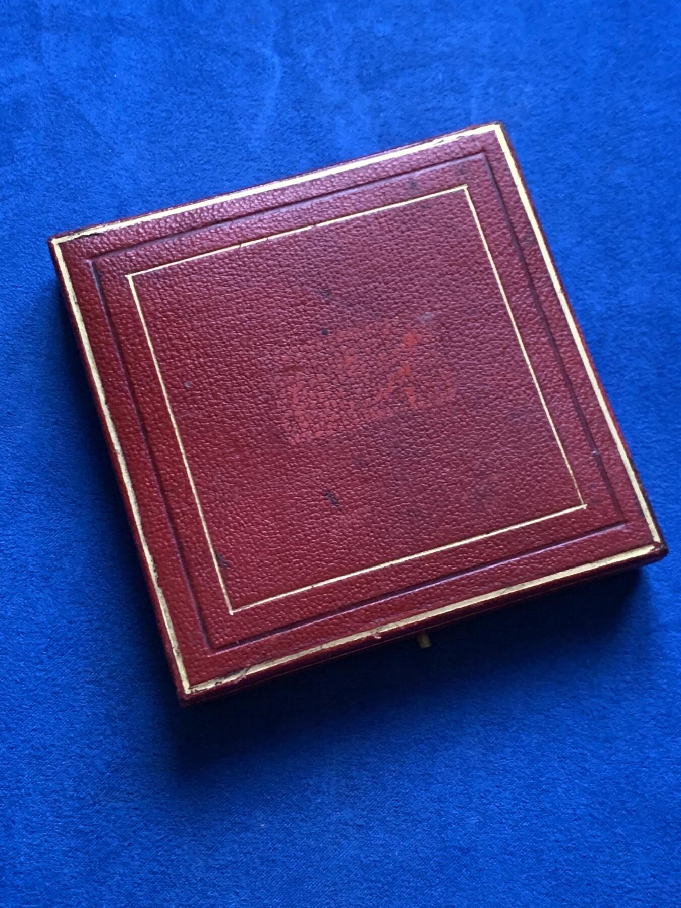 《竞宝斋》第445场 周日，周一，2场连拍 （全场包邮） 名家名作 法国玛丽安娜女神马赛大慈善机构代表处镀金大银章 从工艺来说应该是后镀金 154.7克 67.8mm 丰饶角1银标 好品 带原盒 细节见图