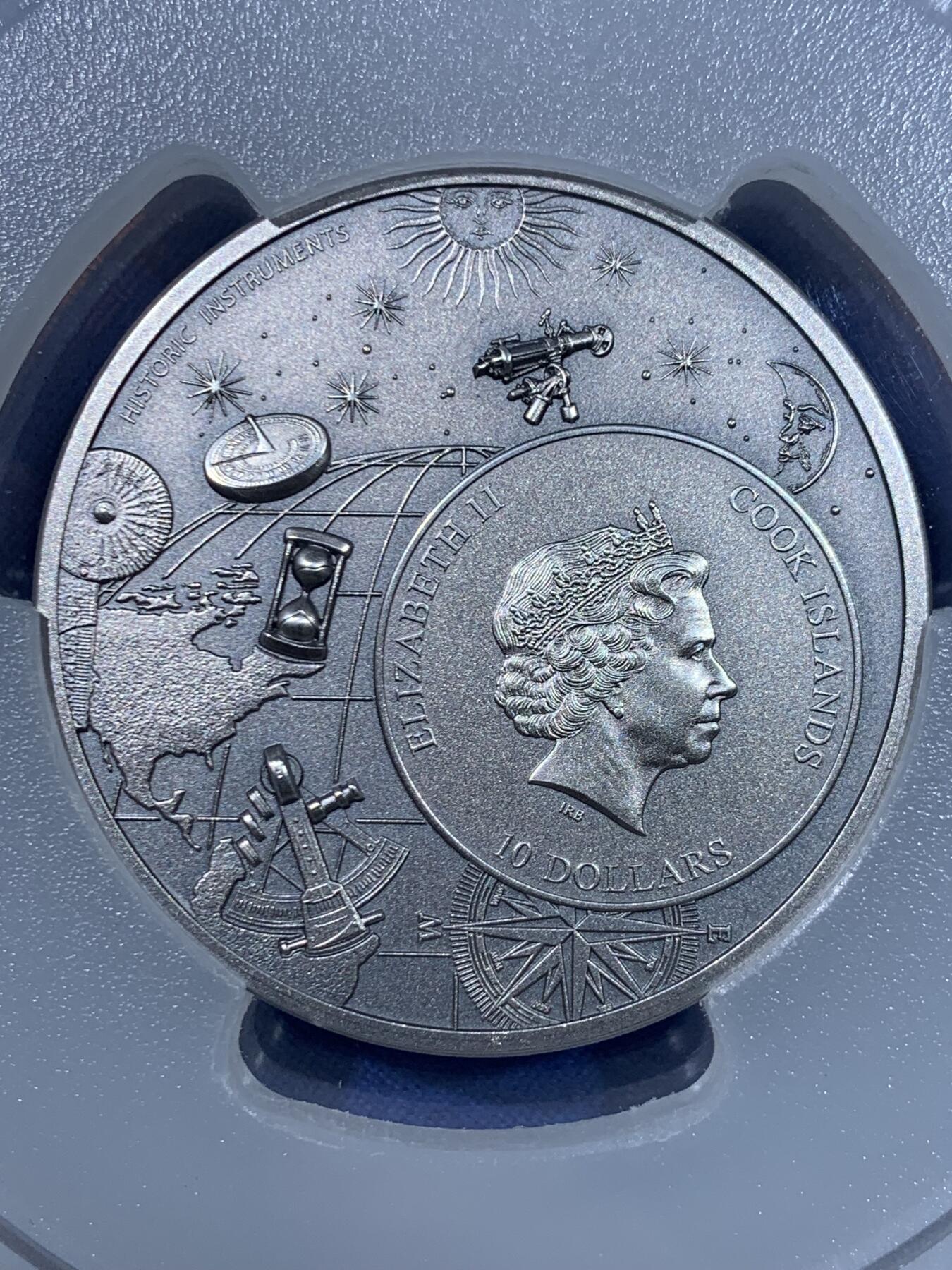 《竞宝斋》第445场 周日，周一，2场连拍 （全场包邮） PCGS MS70 库克群岛2023年历史仪器星盘2盎司高浮雕银币，直径45毫米加厚，铸造量1500枚，含纯银2盎司，仿古工艺处理，超立体高浮雕纪念银币，表面铸造非常精密，刻度如同真的仪器。状态一流，冠军分。2024克劳斯世界硬币大奖赛最佳克朗币 加大加厚盒装