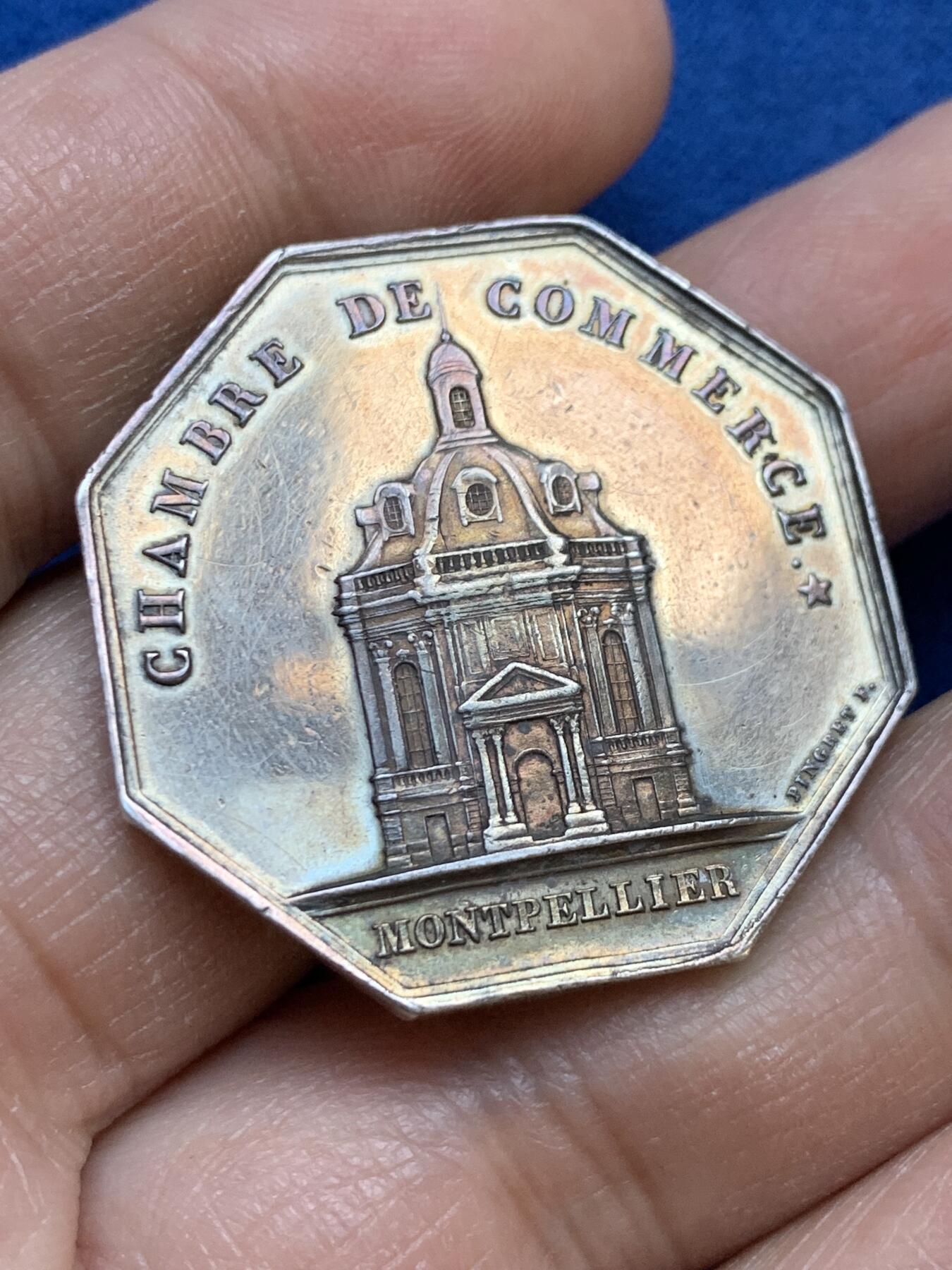 《竞宝斋》第445场 周日，周一，2场连拍 （全场包邮） 法国1860-1879年蒙彼利埃商会八角银质代币 正面小楼很精致，16.3克，33.5mm，蜜蜂银标。