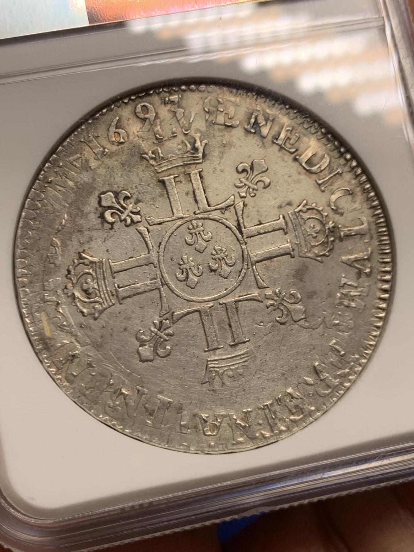 《竞宝斋》第445场 周日，周一，2场连拍 （全场包邮） NGC AUD 1693年法国路易十四1埃居大银币  正面肖像打制的极美，头发丝都能数得清，在这个基本都是复打烂品相的品种里绝对属于顶级的，光泽也很好。