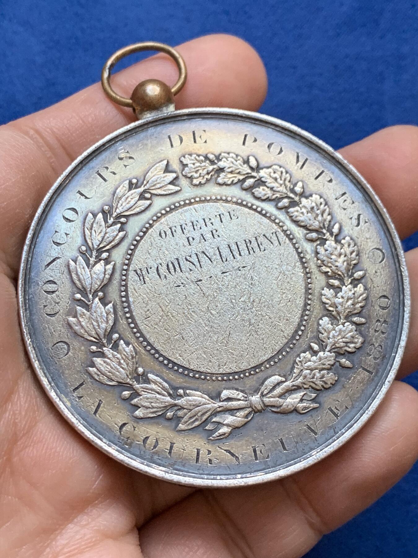 《竞宝斋》第445场 周日，周一，2场连拍 （全场包邮） 法国1880年消防比赛大银章 光边 带环重约87.9克 57.5mm 吊环部分像是铜质后焊接