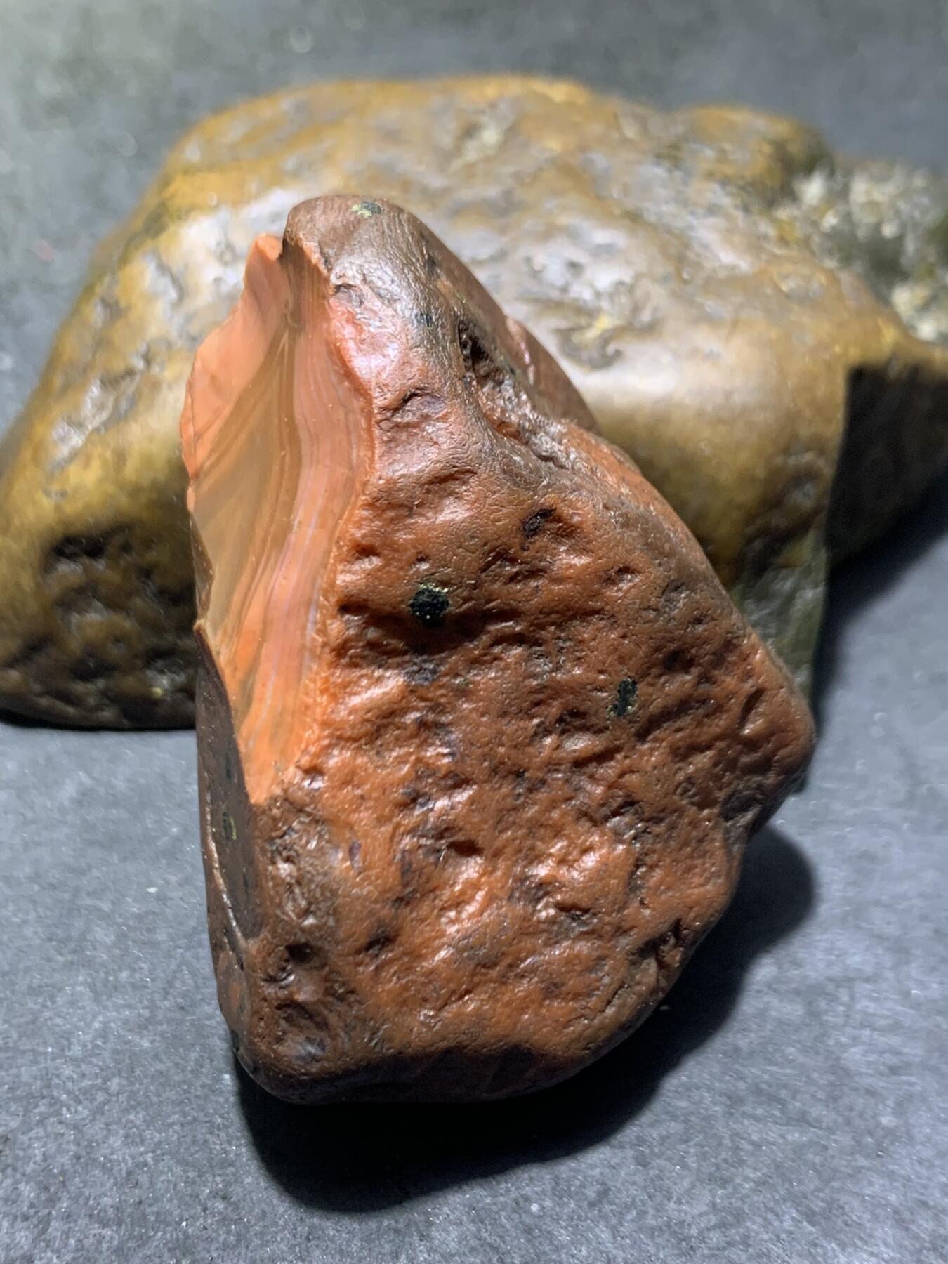 精美川料铁红皮开窗料实肉南红玛瑙原石一颗，