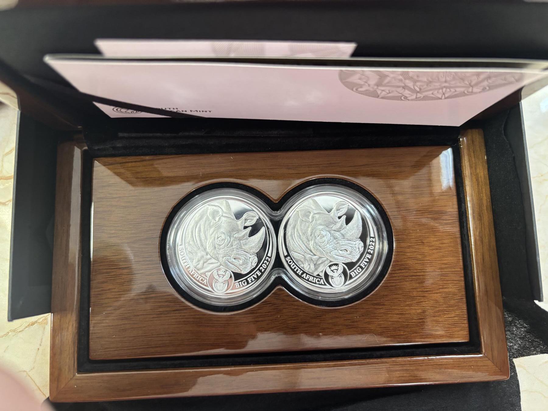 第185期拍卖 南非2022年非洲五霸系列犀牛5兰特精制纪念银币2枚套，999银，1盎司*2，发行1000套