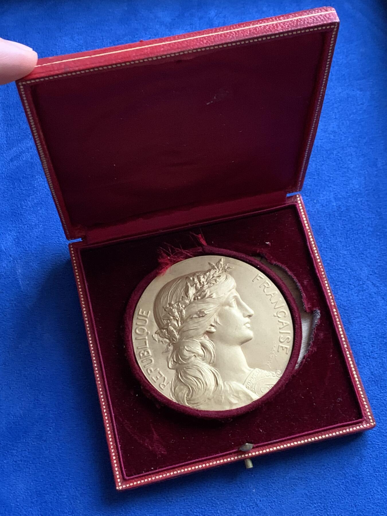 《竞宝斋》第445场 周日，周一，2场连拍 （全场包邮） 名家名作 法国玛丽安娜女神马赛大慈善机构代表处镀金大银章 从工艺来说应该是后镀金 154.7克 67.8mm 丰饶角1银标 好品 带原盒 细节见图