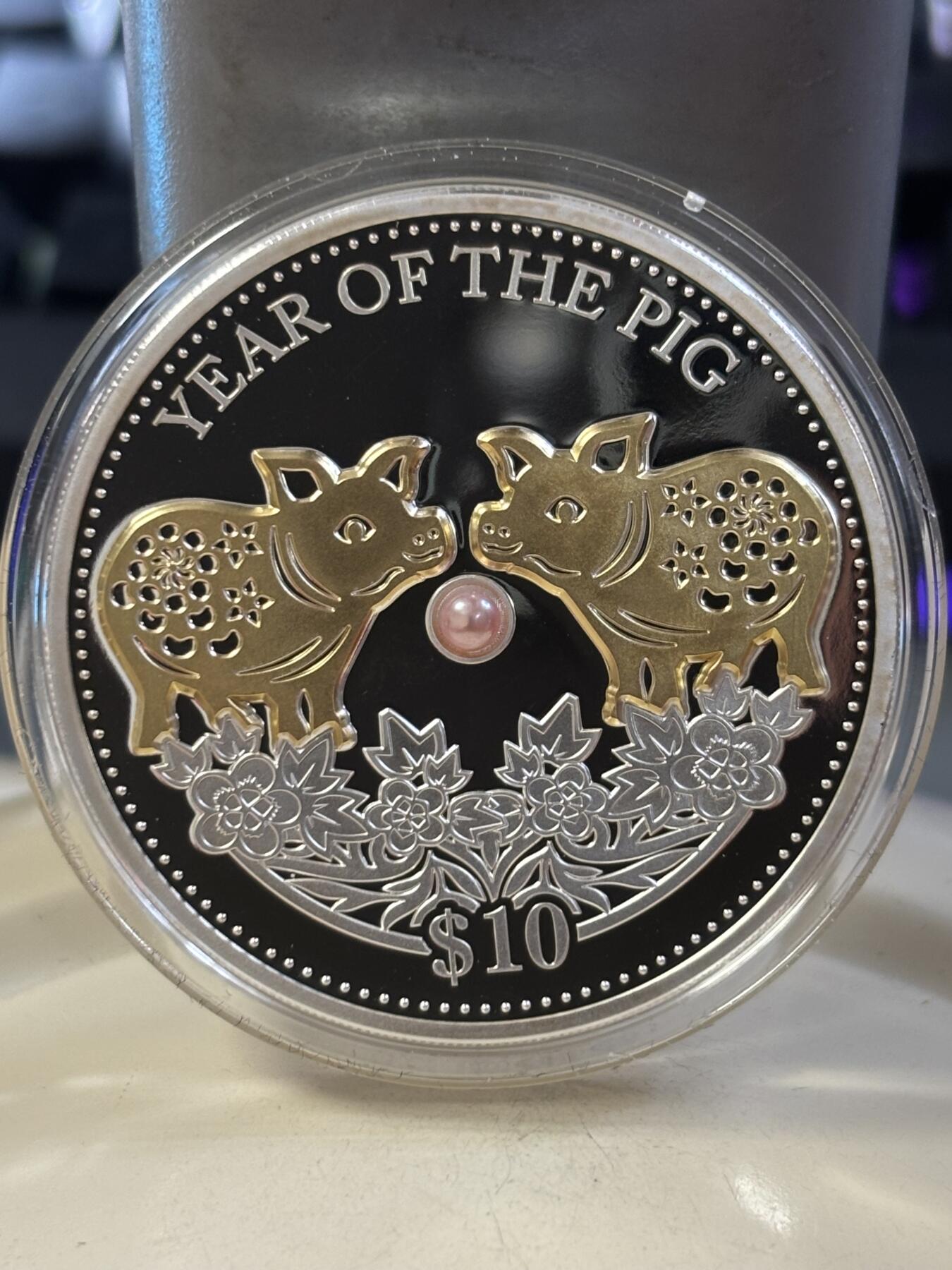 第185期拍卖 斐济2019年中国生肖系列猪年镶嵌天然珍珠镀金1盎司银币，999银，发行8888枚
