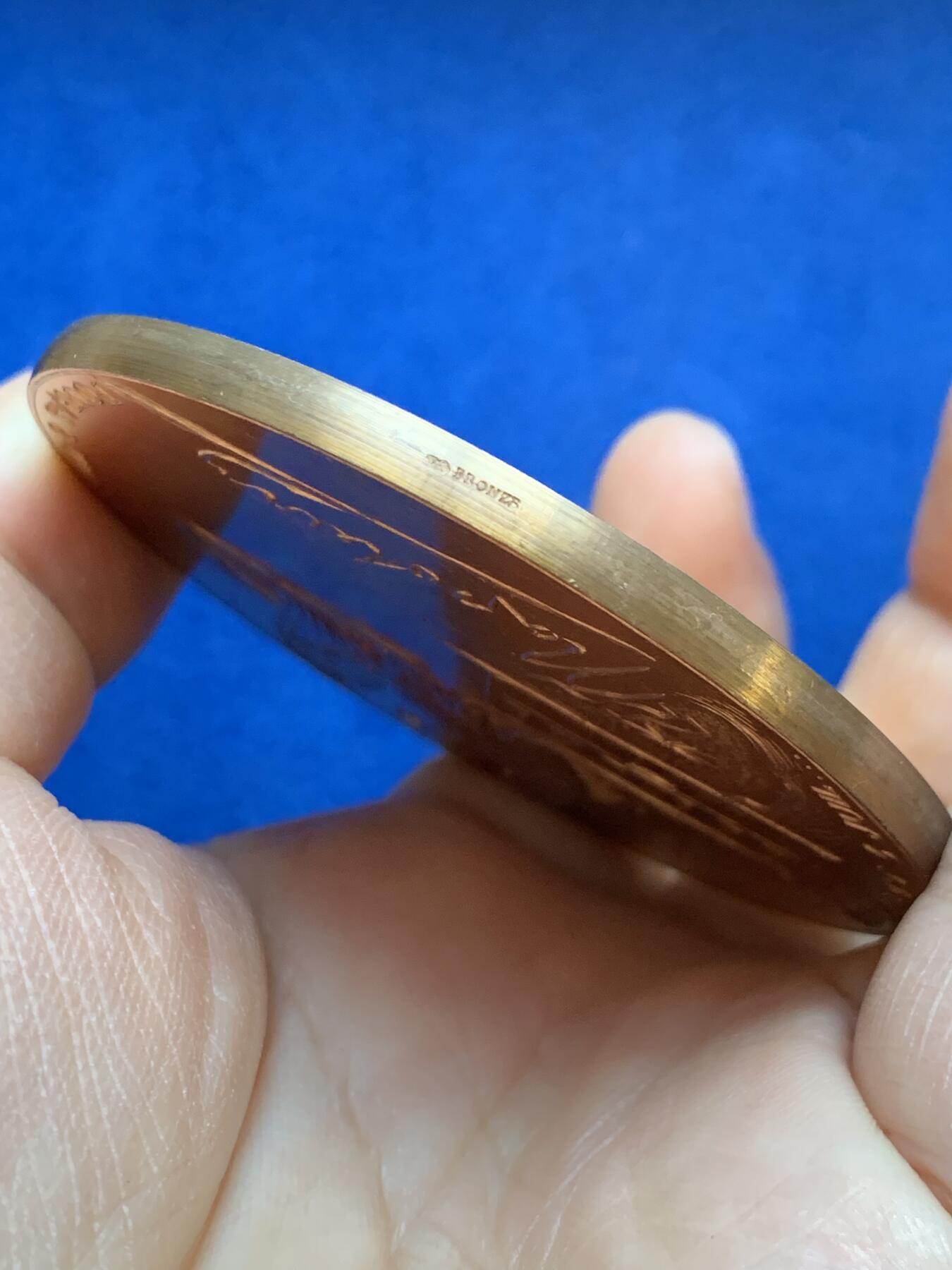 《竞宝斋》第445场 周日，周一，2场连拍 （全场包邮） 法国“1815年拿破仑向英国贝勒罗丰号战舰投降”镀金大铜章 直径69.2mm 重量140.9g 丰饶角铜标