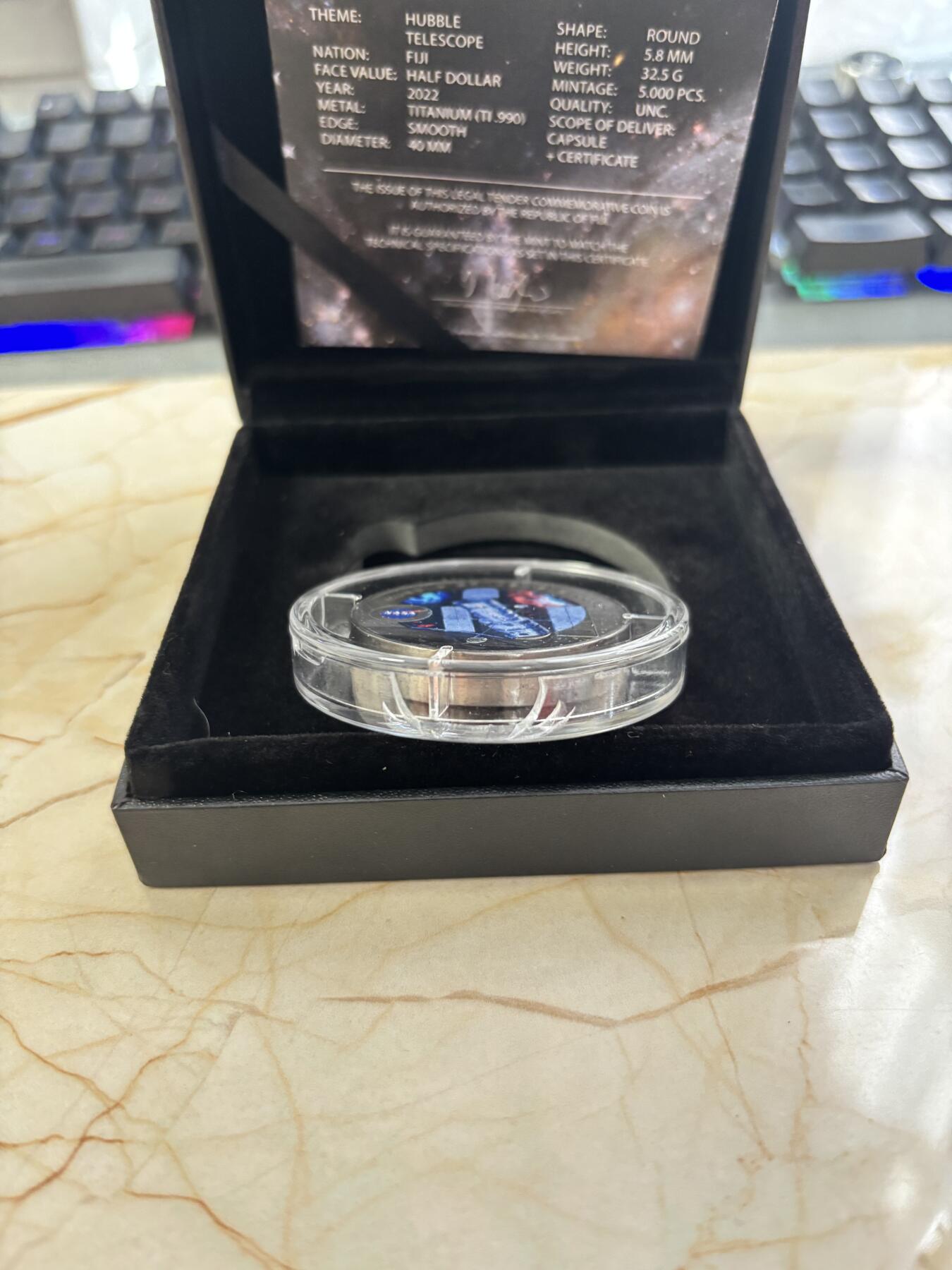 第185期拍卖 斐济2022年哈勃望远镜彩色钛金属纪念币，塑料盒有破
