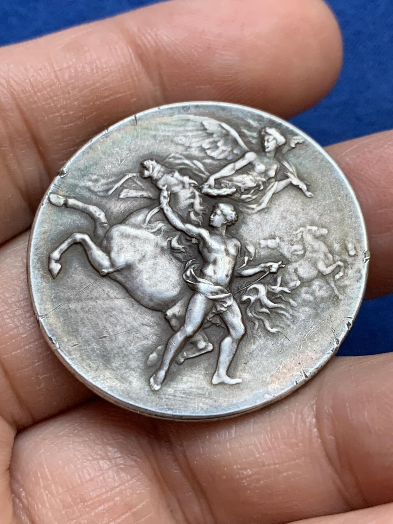 《竞宝斋》第445场 周日，周一，2场连拍 （全场包邮） 法国马术协会银章，正面驯马图案张力很强，很具动感，极美收藏。17.85克，35mm，丰饶角银标。