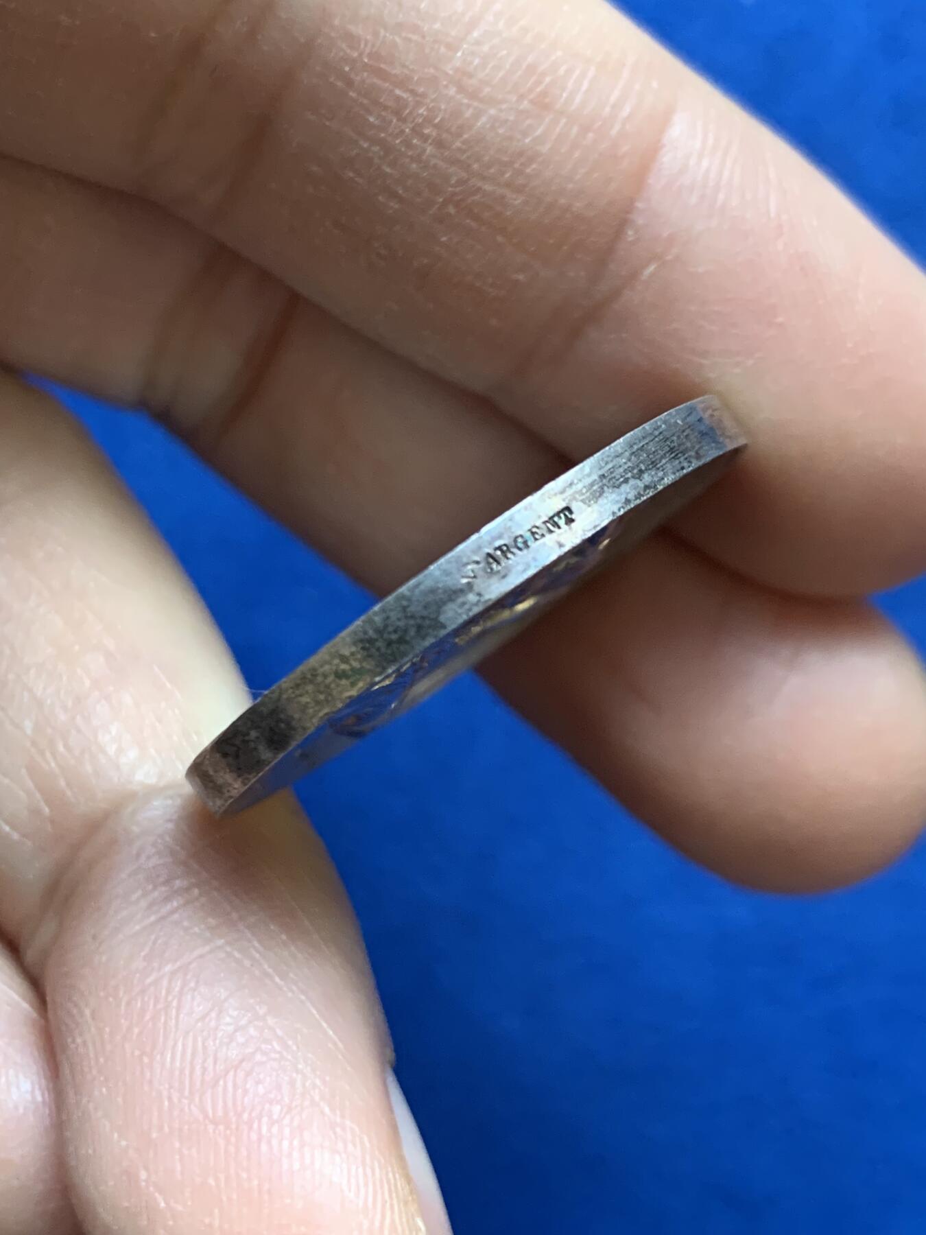 《竞宝斋》第445场 周日，周一，2场连拍 （全场包邮） 法国婚章 手指银标边铭 11.45克 28mm 背面玫瑰花包围着花体字漂亮