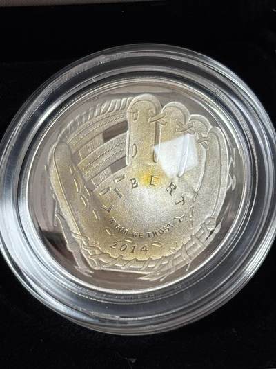 第185期拍卖 - 获奖美国2014年棒球名人堂75周年弧面曲面银币，26.73克，900银，有氧化