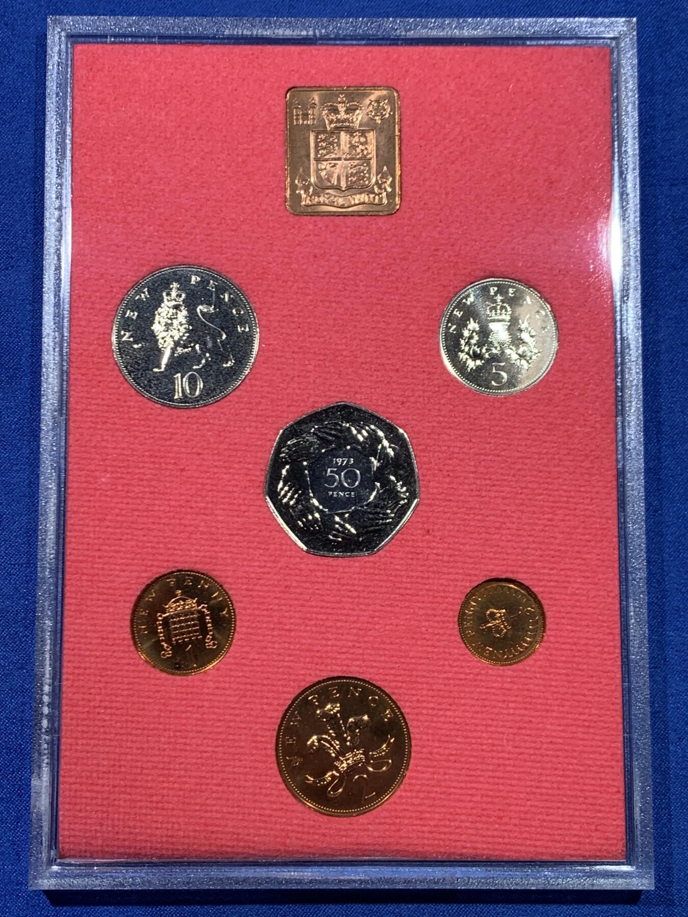 《竞宝斋》第445场 周日，周一，2场连拍 （全场包邮） 英国1973年精制套币 6枚币和1枚章 稀少