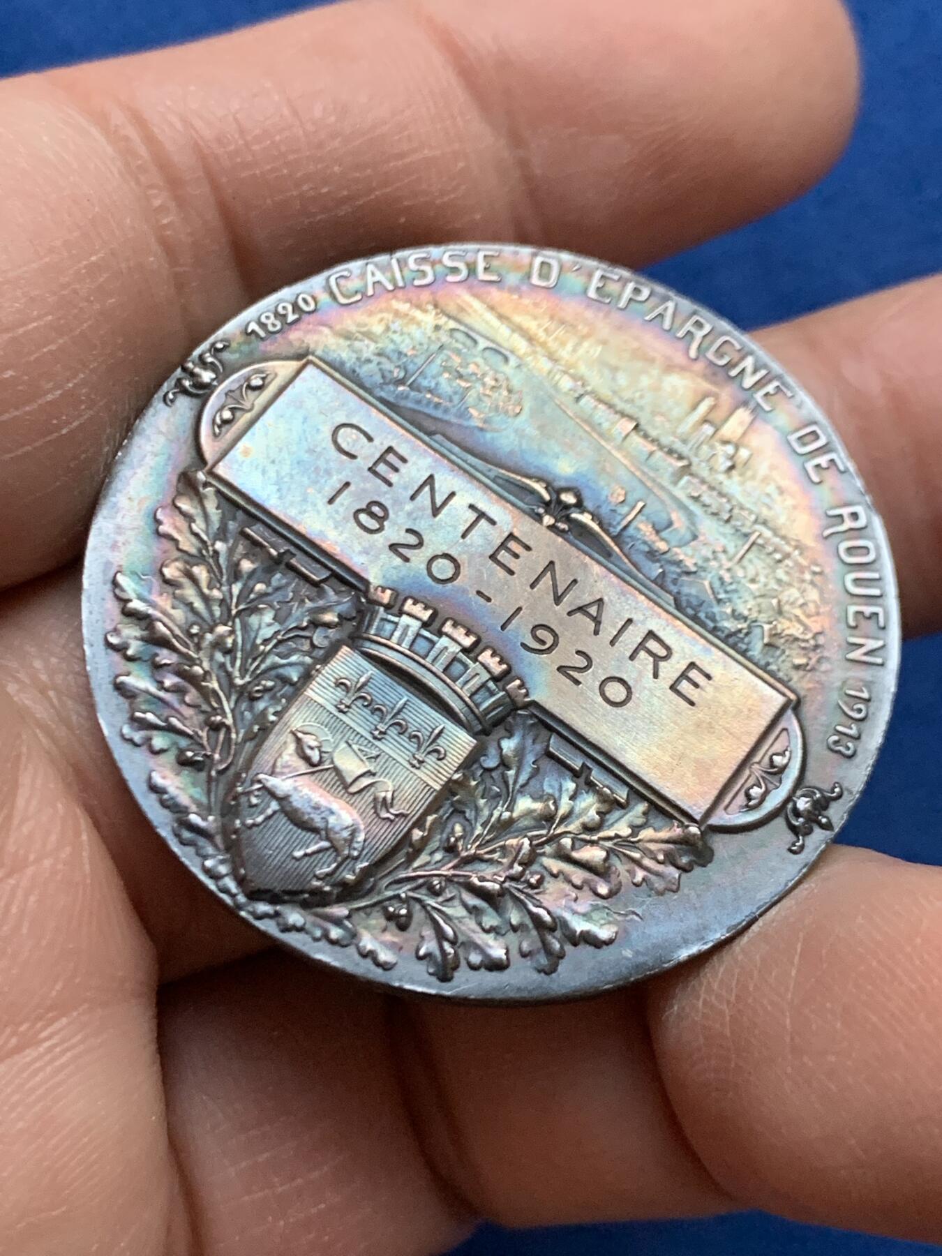 《竞宝斋》第445场 周日，周一，2场连拍 （全场包邮） 法国鲁昂储蓄银行银质奖章 37.5mm 22.8克 丰饶角银标 带盒  正面：女神与天使；背面：鲁昂城市景观。