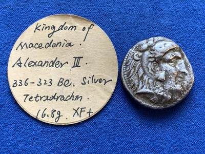 《竞宝斋》第445场 周日，周一，2场连拍 （全场包邮） - 马其顿王国亚历山大4德拉克马银币，公元前336-前323年，亚历山大打败波斯帝国后，在米里安德罗斯或者伊索斯城打制的4德拉克马银币，俗称“在世版”。正面：大力神赫拉克勒斯，背面：主神宙斯左手持权杖，右手托托鹰座像。面值：4德拉克马。币坯接近正圆，图案打制居中，艺术性较强。