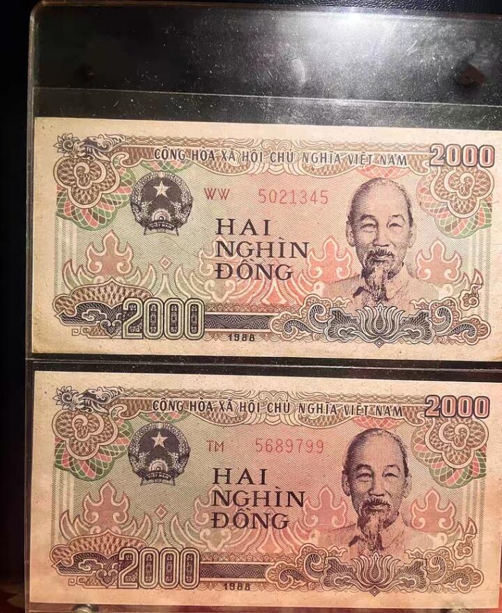 越南纸币  前苏联代印1988年越南2000盾 大字 全新UNC和UNC- 两张