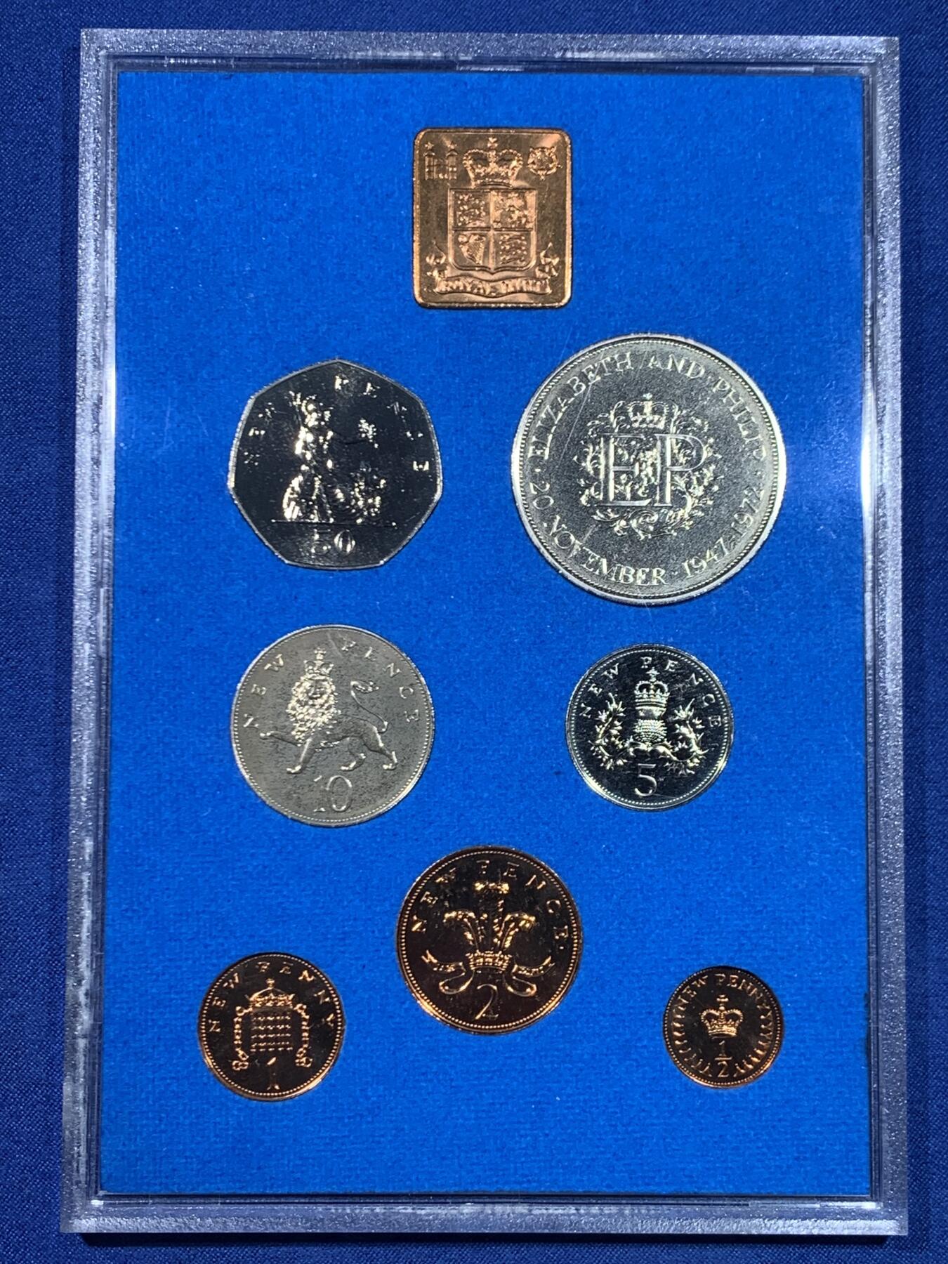 《竞宝斋》第445场 周日，周一，2场连拍 （全场包邮） 英国1972年精制套币 7枚币和1枚章 包含女王银婚精制克朗纪念币 状态挺美