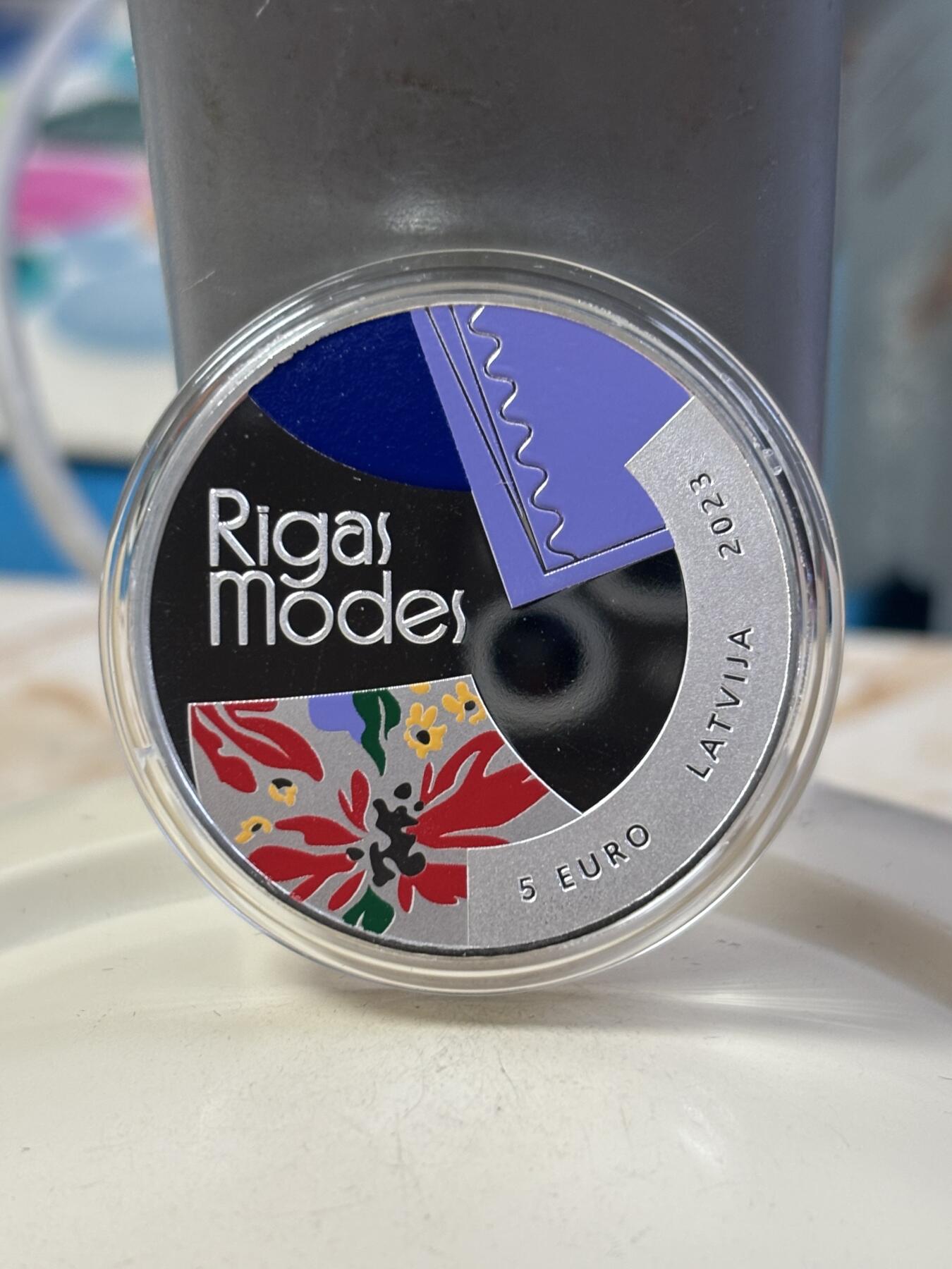 第185期拍卖 获奖拉脱维亚2023年里加时尚女性双面彩纪念银币，999银，22克，发行3000枚，获克劳斯2024年度最佳艺术币大奖