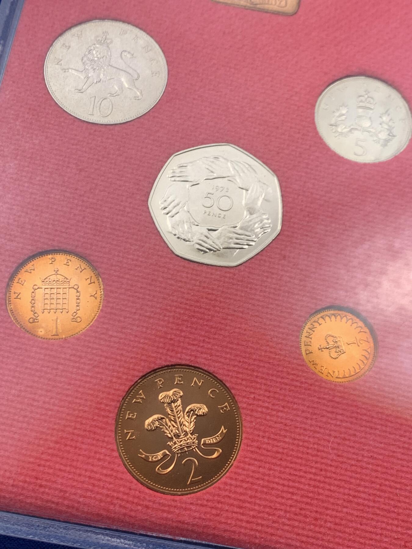 《竞宝斋》第445场 周日，周一，2场连拍 （全场包邮） 英国1973年精制套币 6枚币和1枚章 稀少