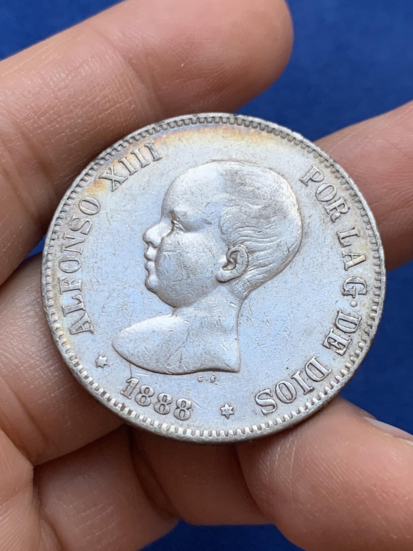 《竞宝斋》第445场 周日，周一，2场连拍 （全场包邮） 西班牙 1888年 阿方索十三世婴儿头5比塞塔双柱银币 吉祥年份 淡彩包浆 高点保存得也不错 带光