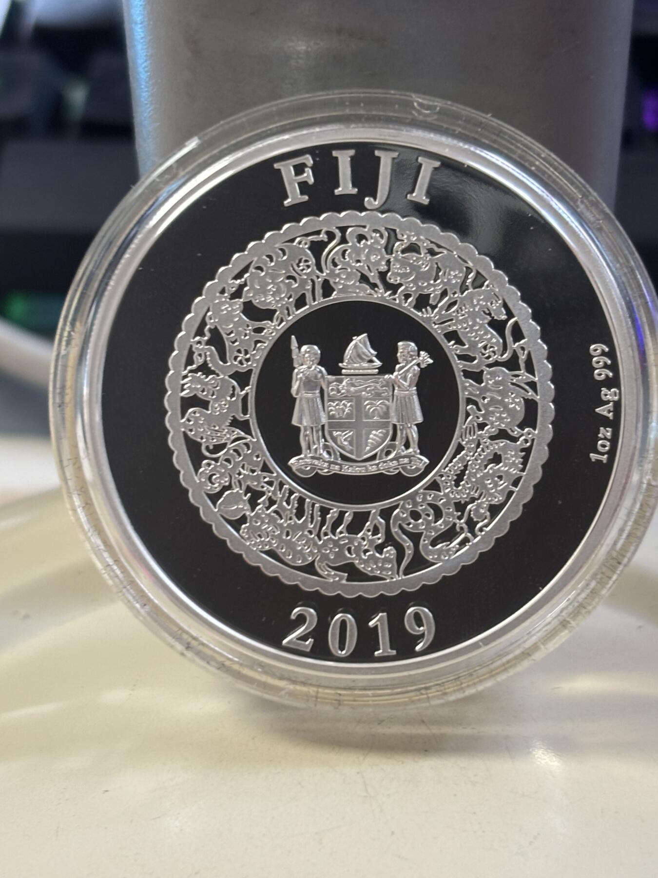 第185期拍卖 斐济2019年中国生肖系列猪年镶嵌天然珍珠镀金1盎司银币，999银，发行8888枚